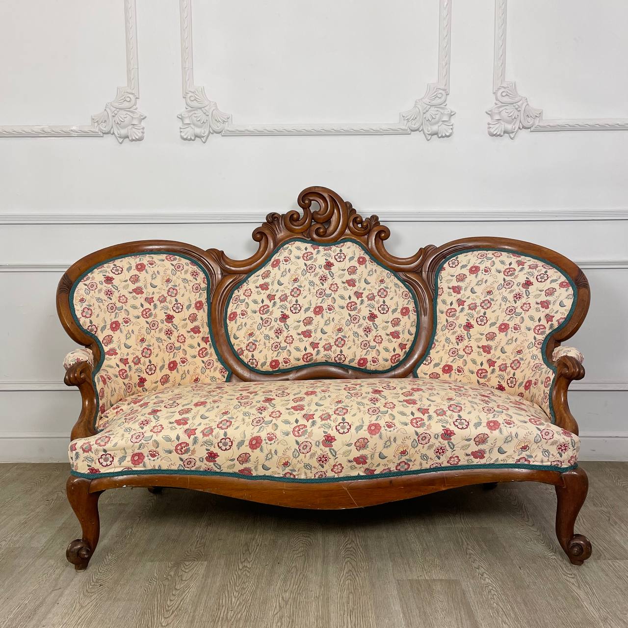 Диван в стиле Louis XV