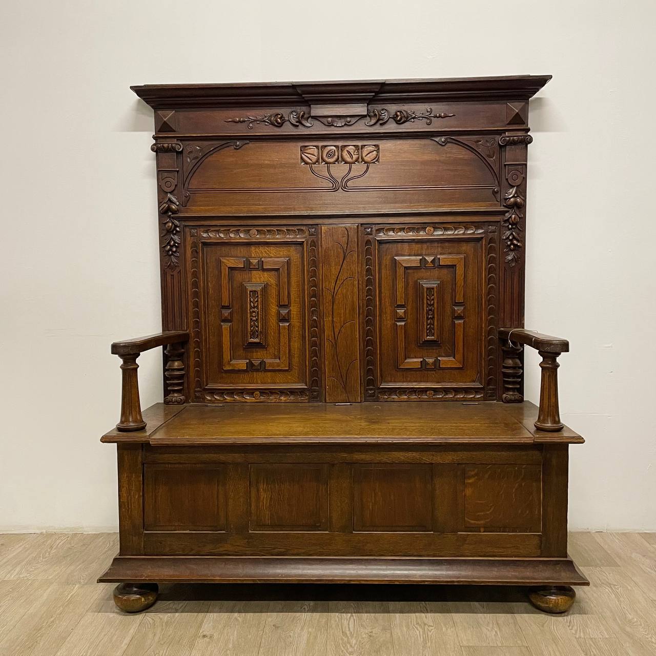 Антикварная скамья в стиле Модерн