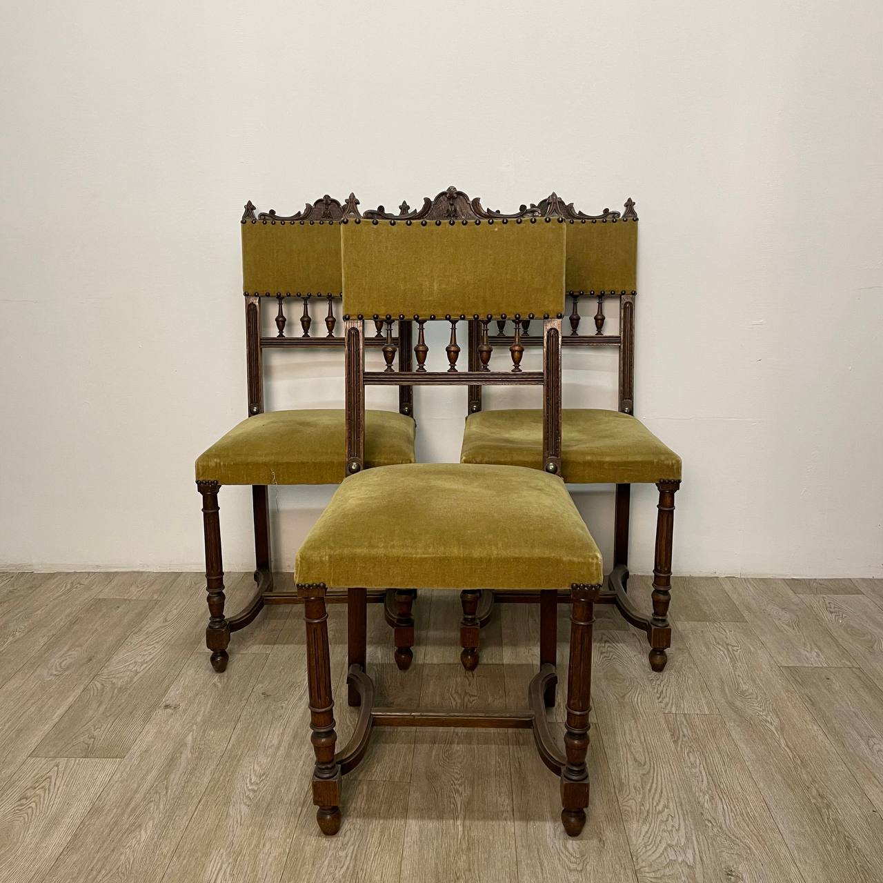 Антикварные стулья