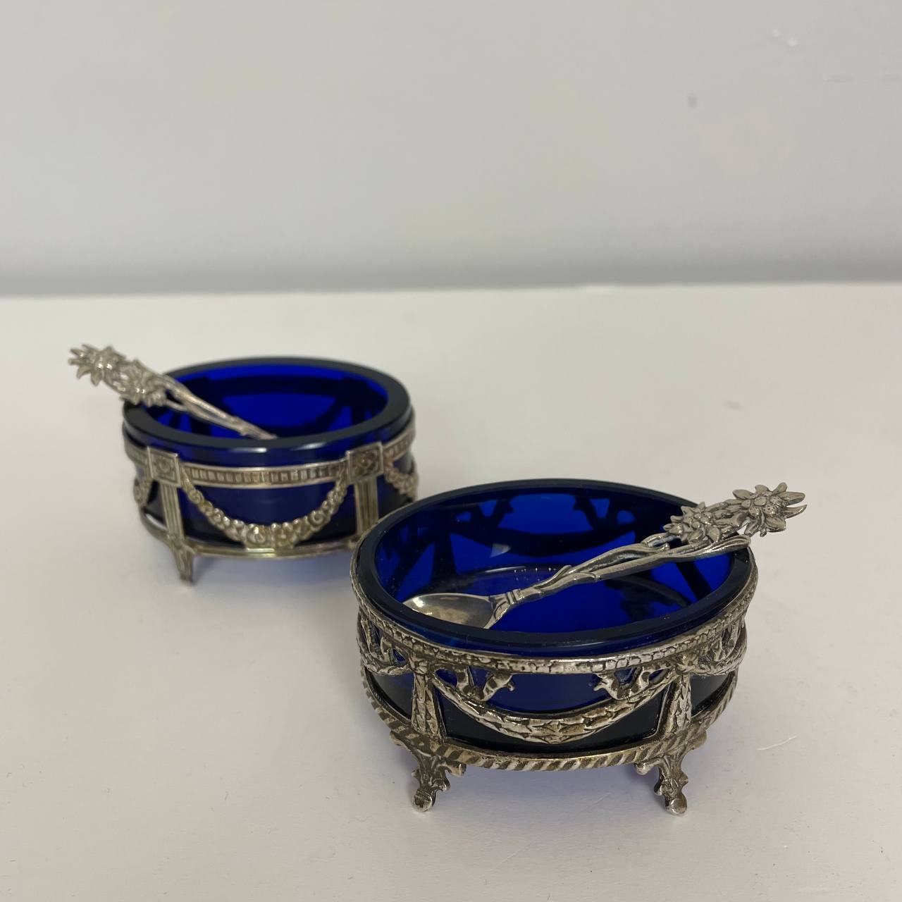 Пара серебряных солонок с ложечками