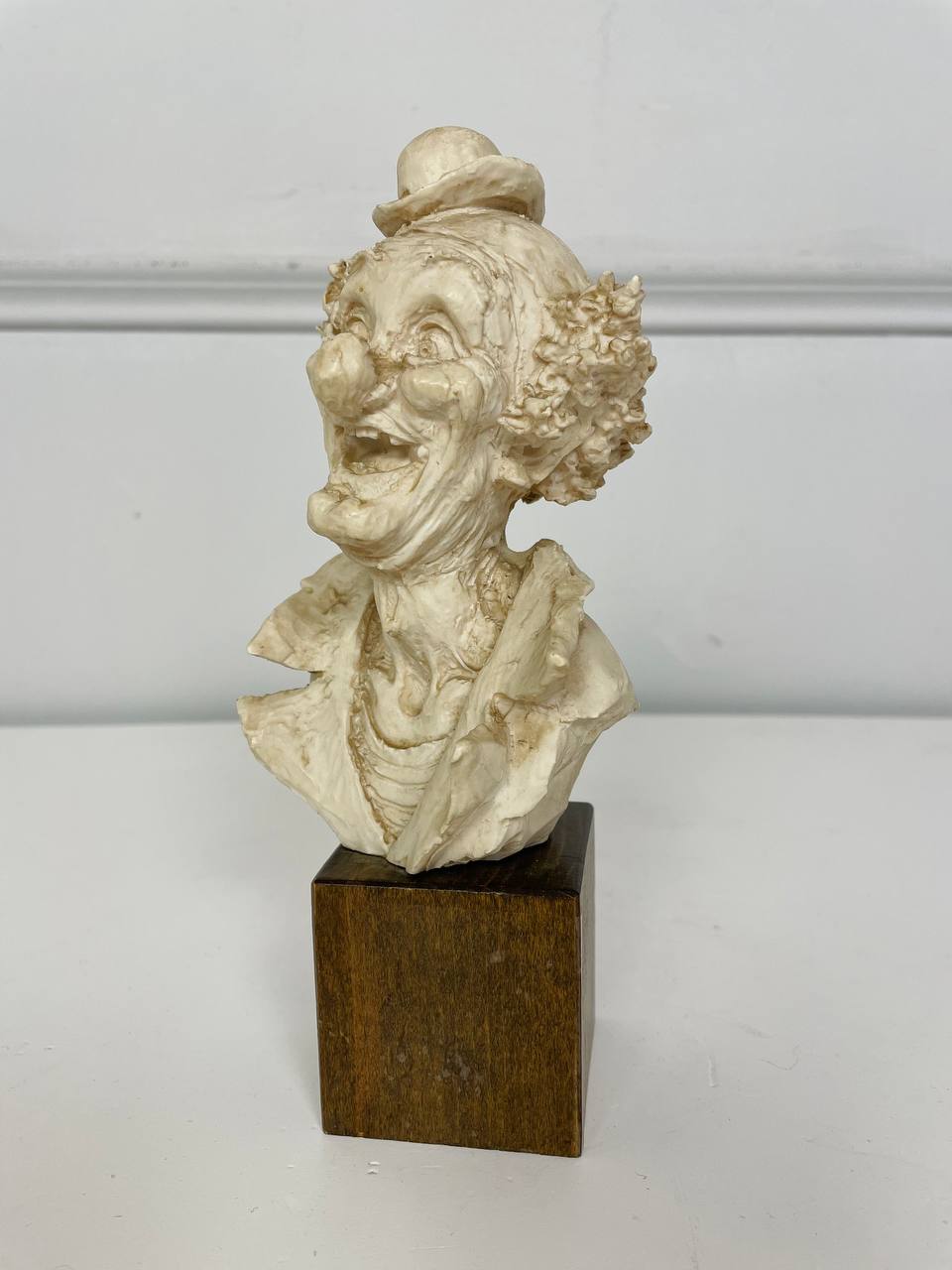 Антикварная скульптура клоуна