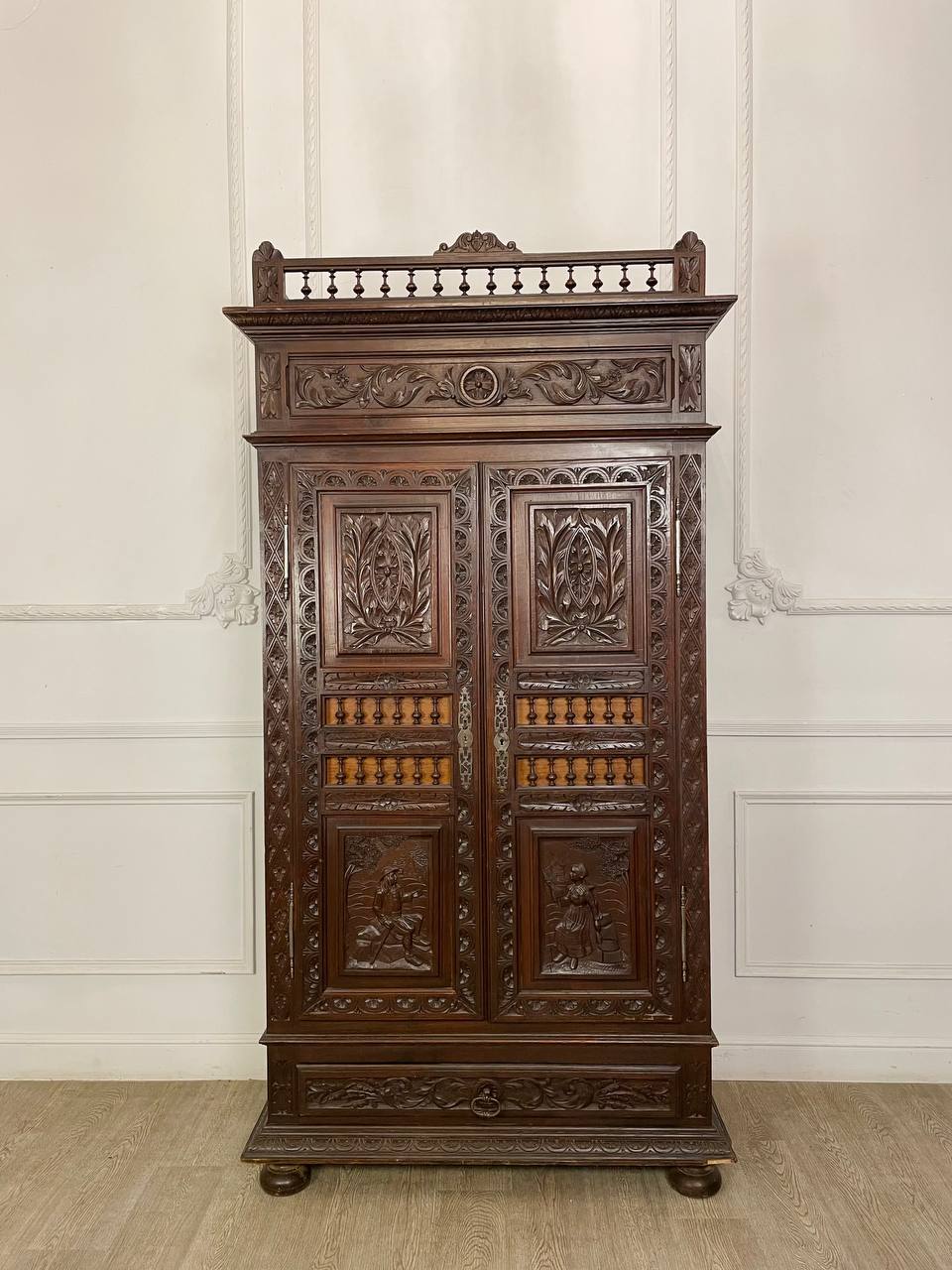 Антикварный платяной шкаф в бретонском стиле