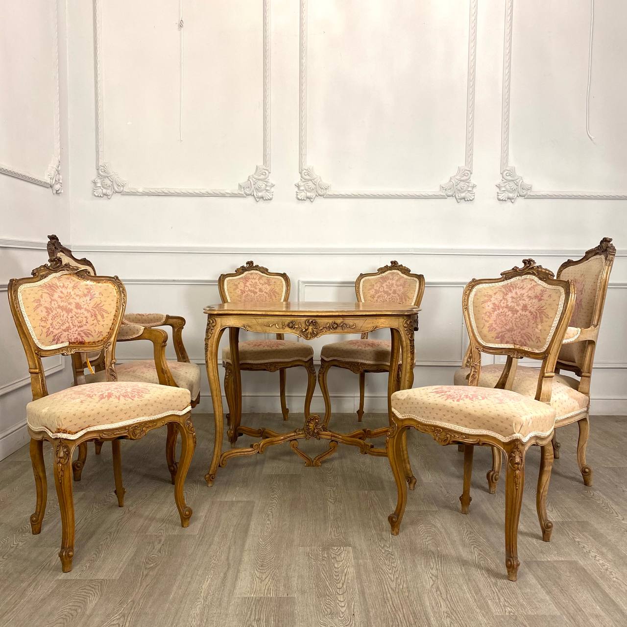 Антикварный салонный гарнитур XIX века