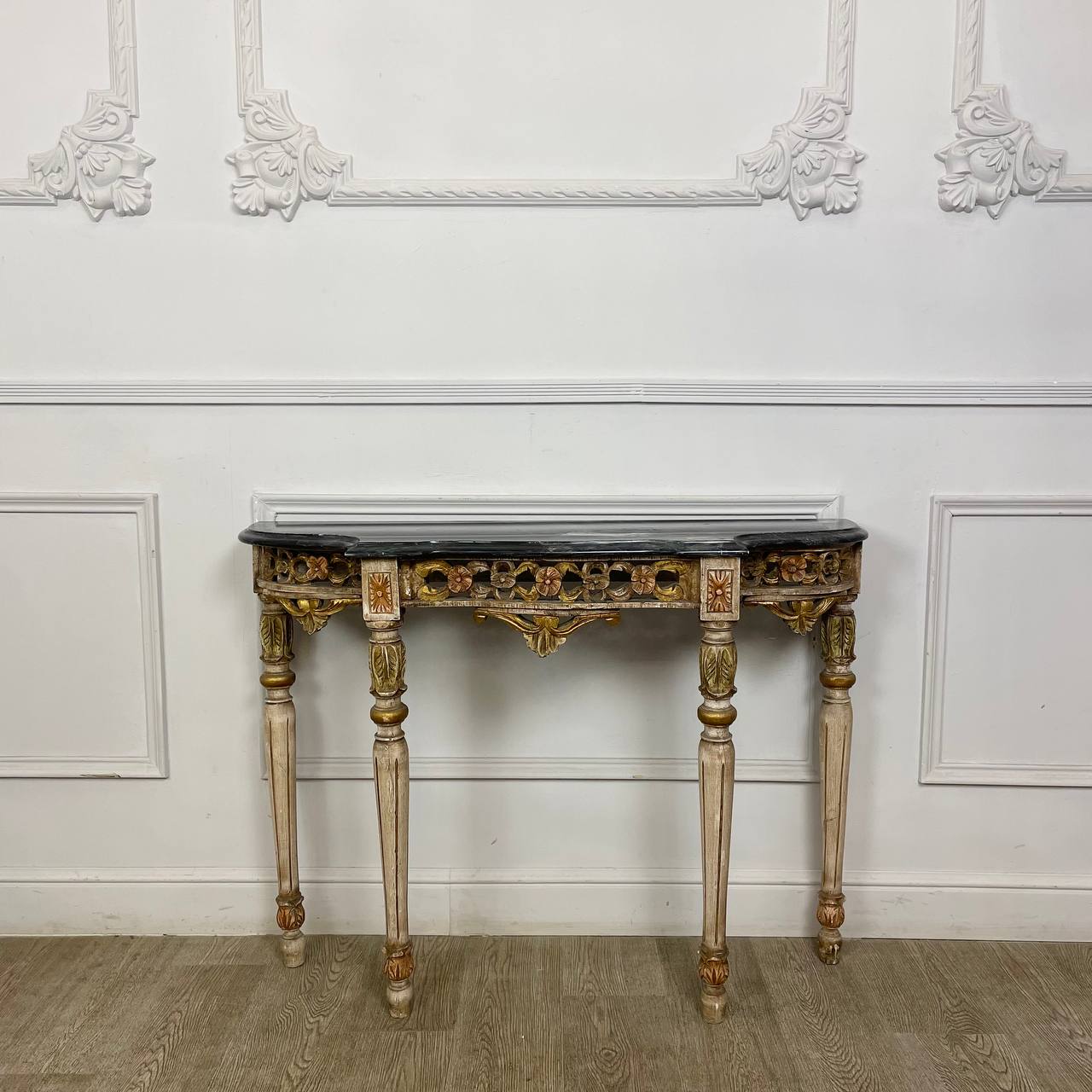 Антикварная консоль в стиле Людовика XVI