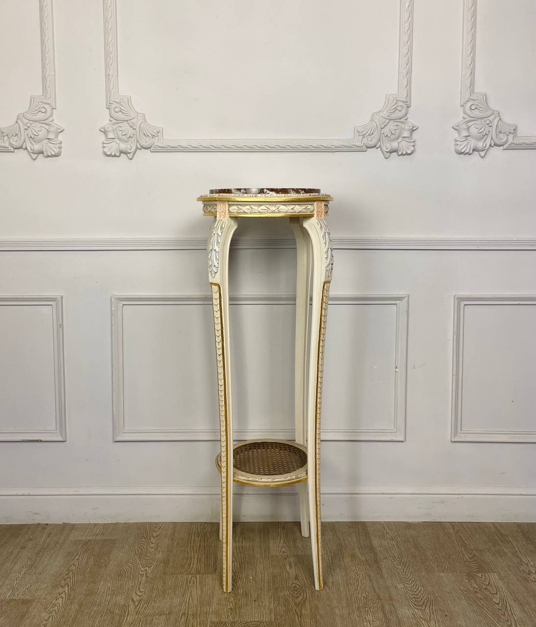 Антикварная высокая подставка