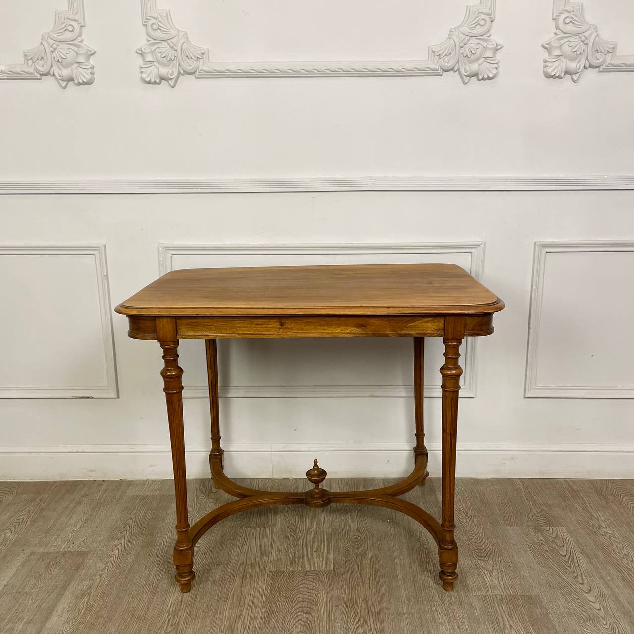 Небольшой стол