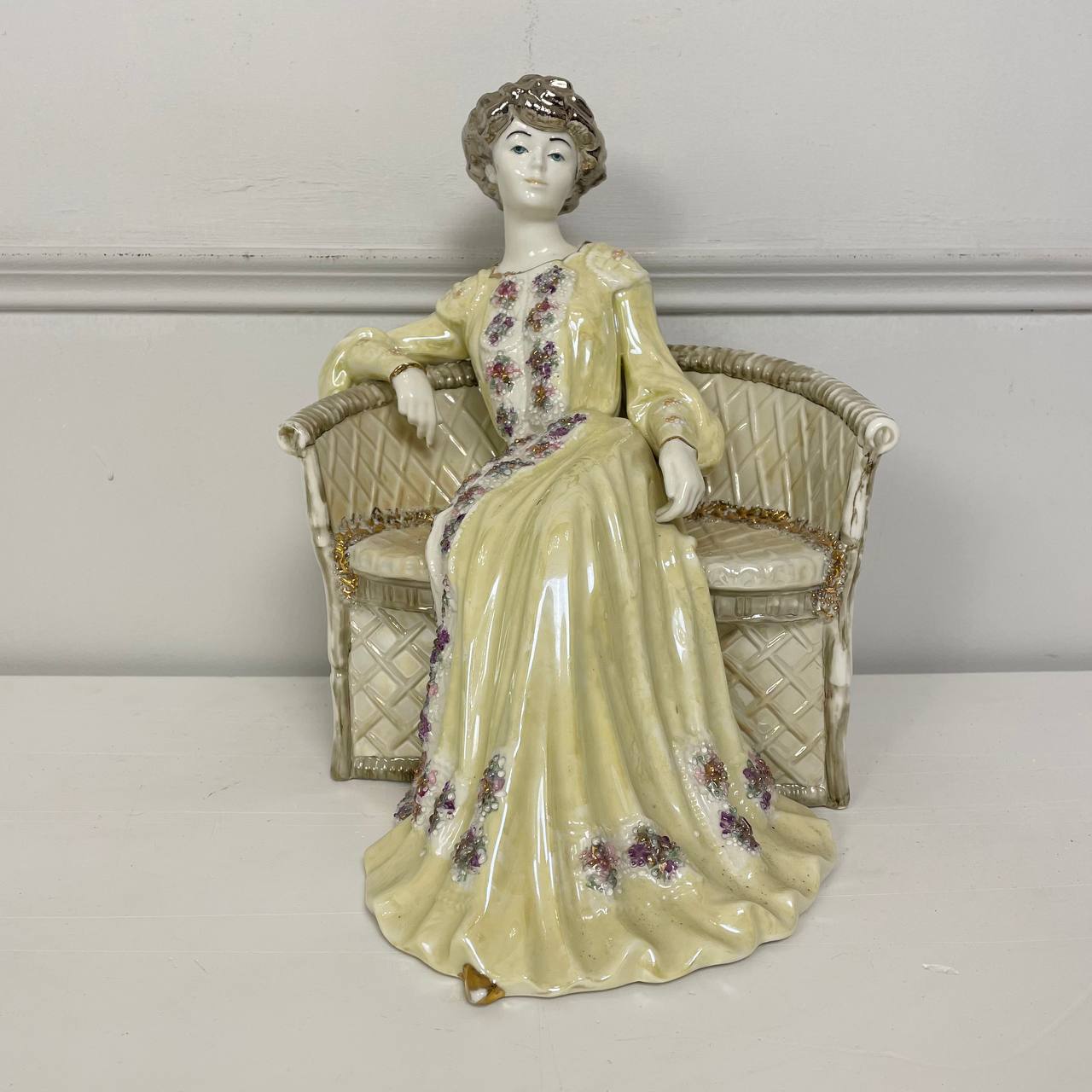 Большая фарфоровая скульптура "Дама в кресле"