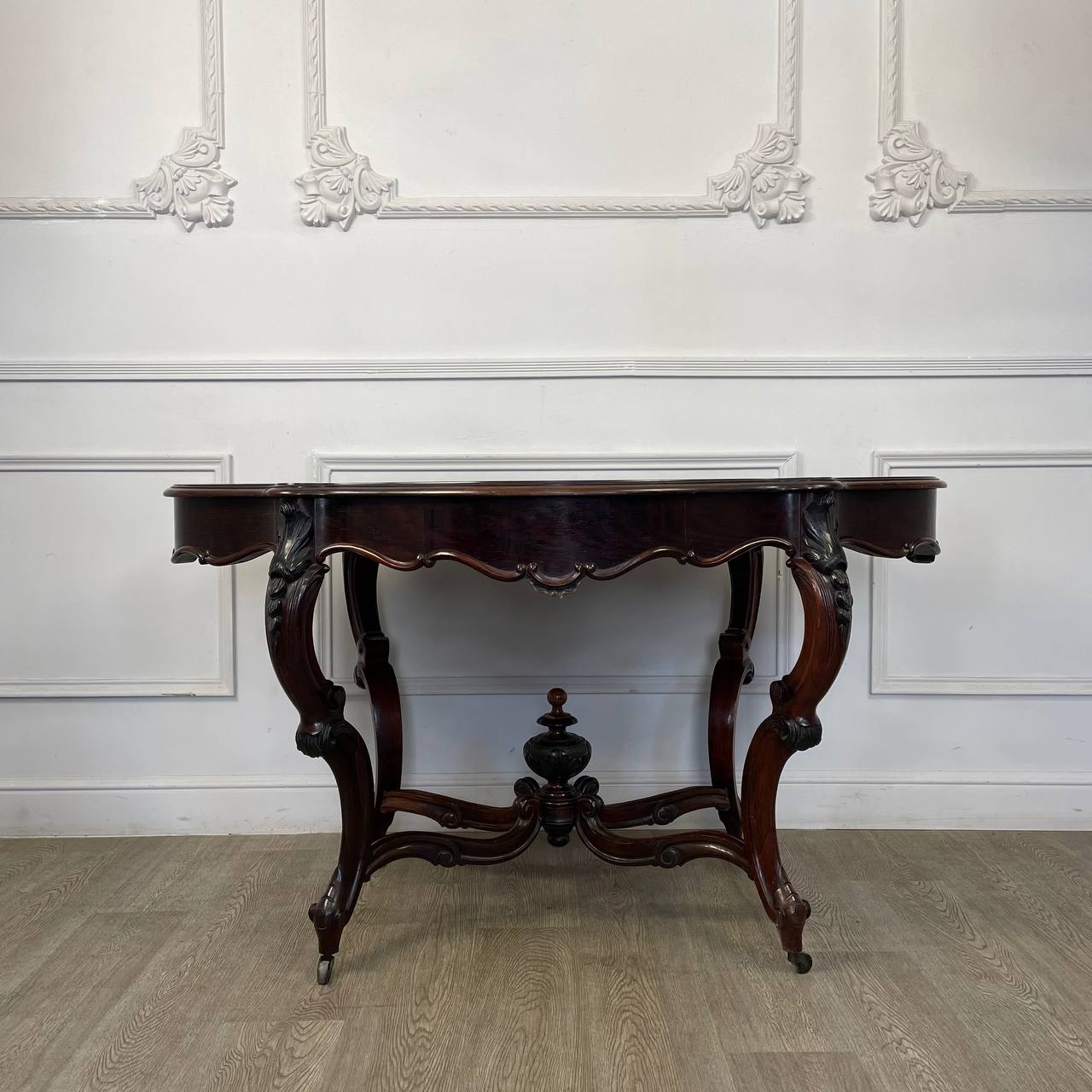 Антикварный обеденный стол