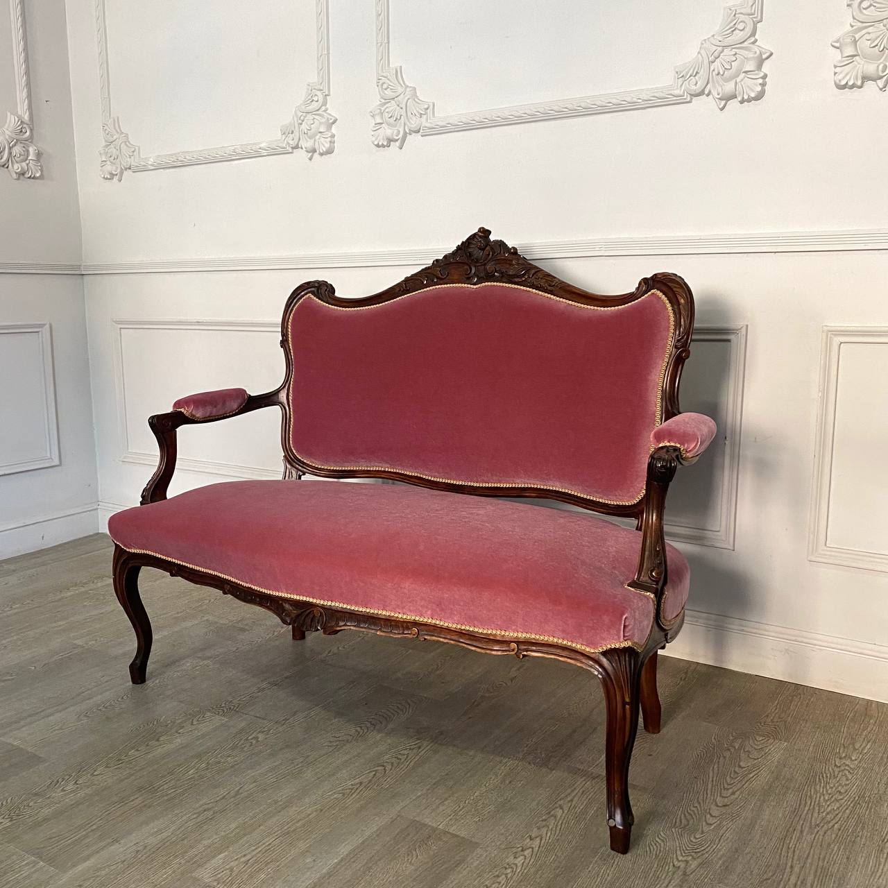 Антикварный диван