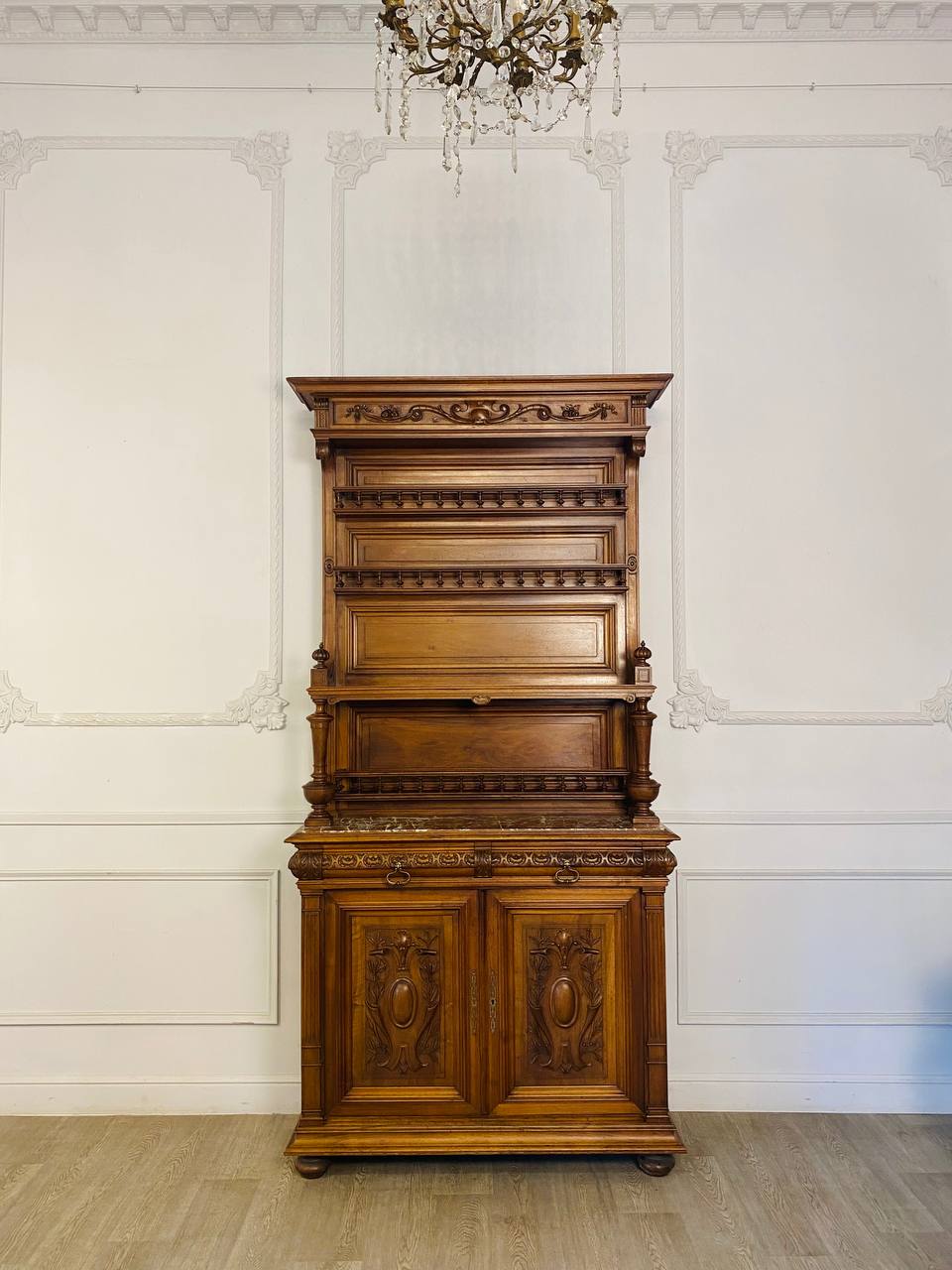 Антикварный буфет для тарелочек