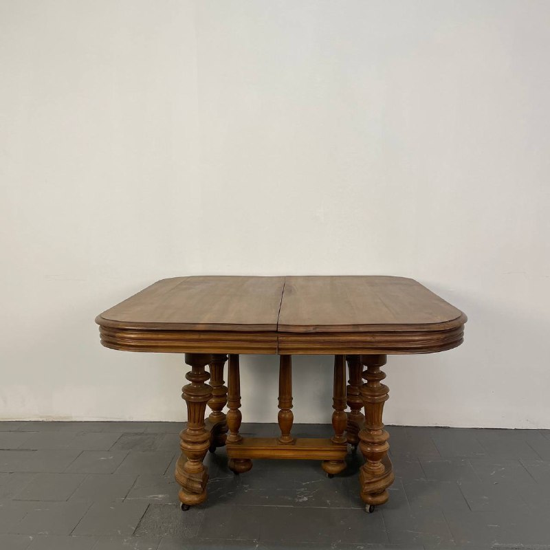 Антикварный обеденный стол