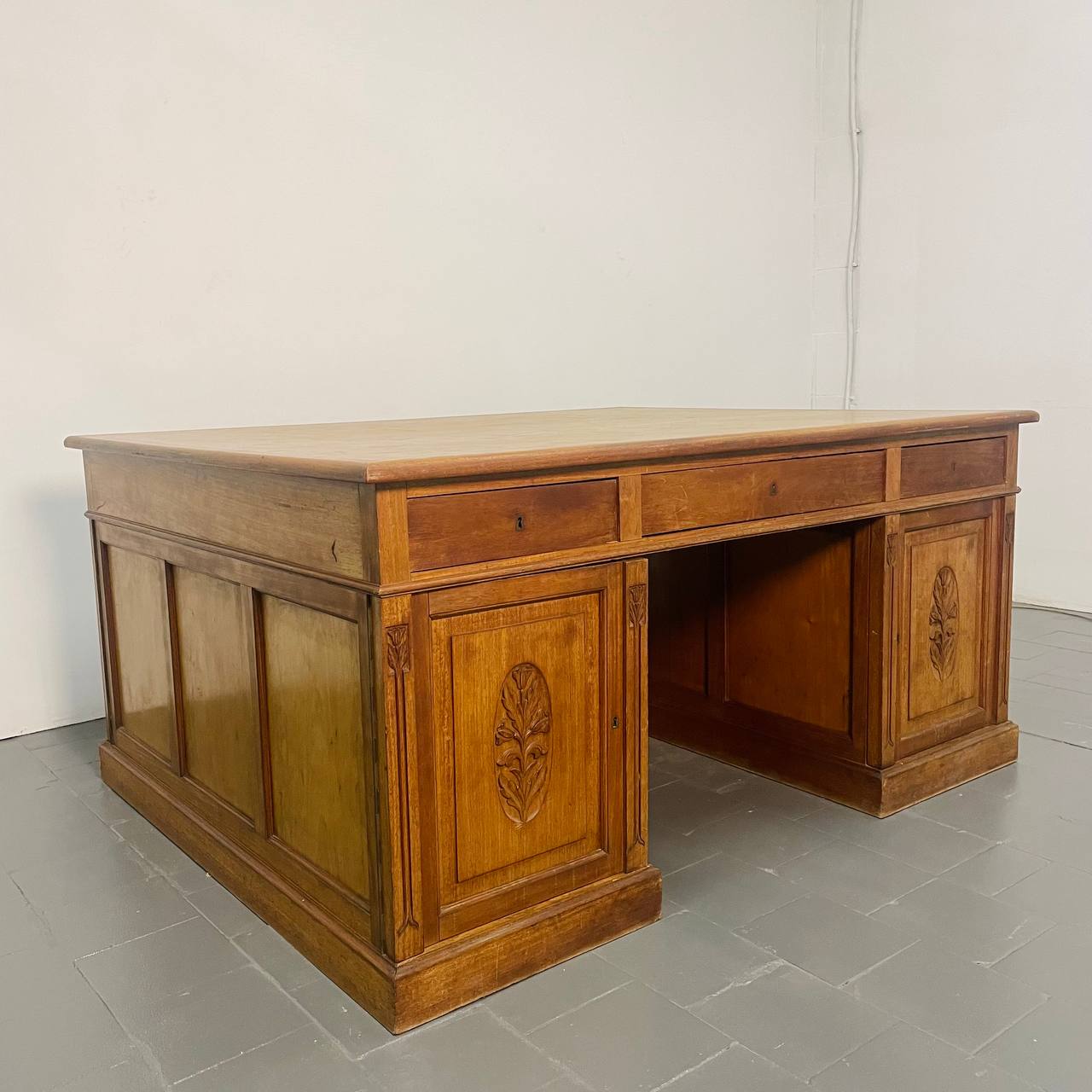 Антикварный письменный стол