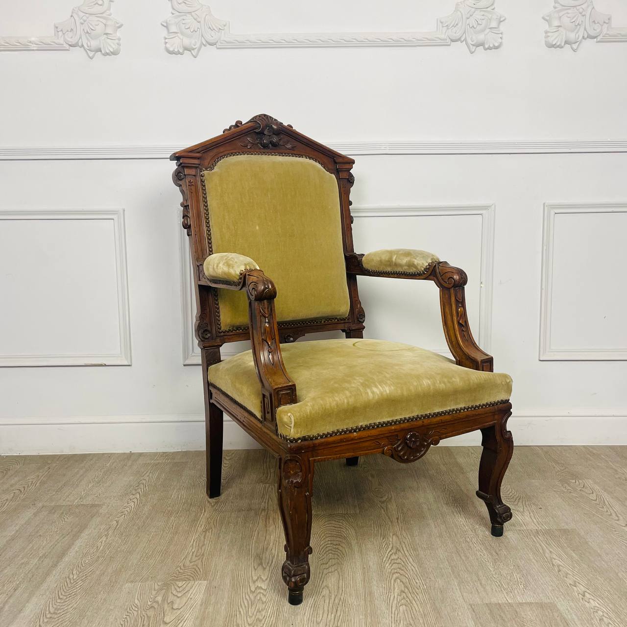 Антикварное кресло