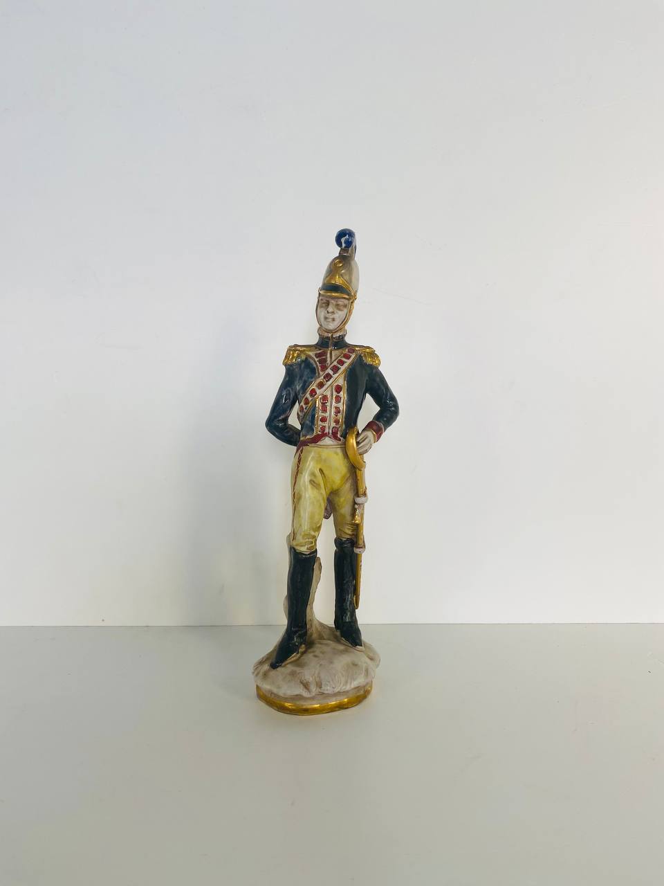 Антикварная статуэтка