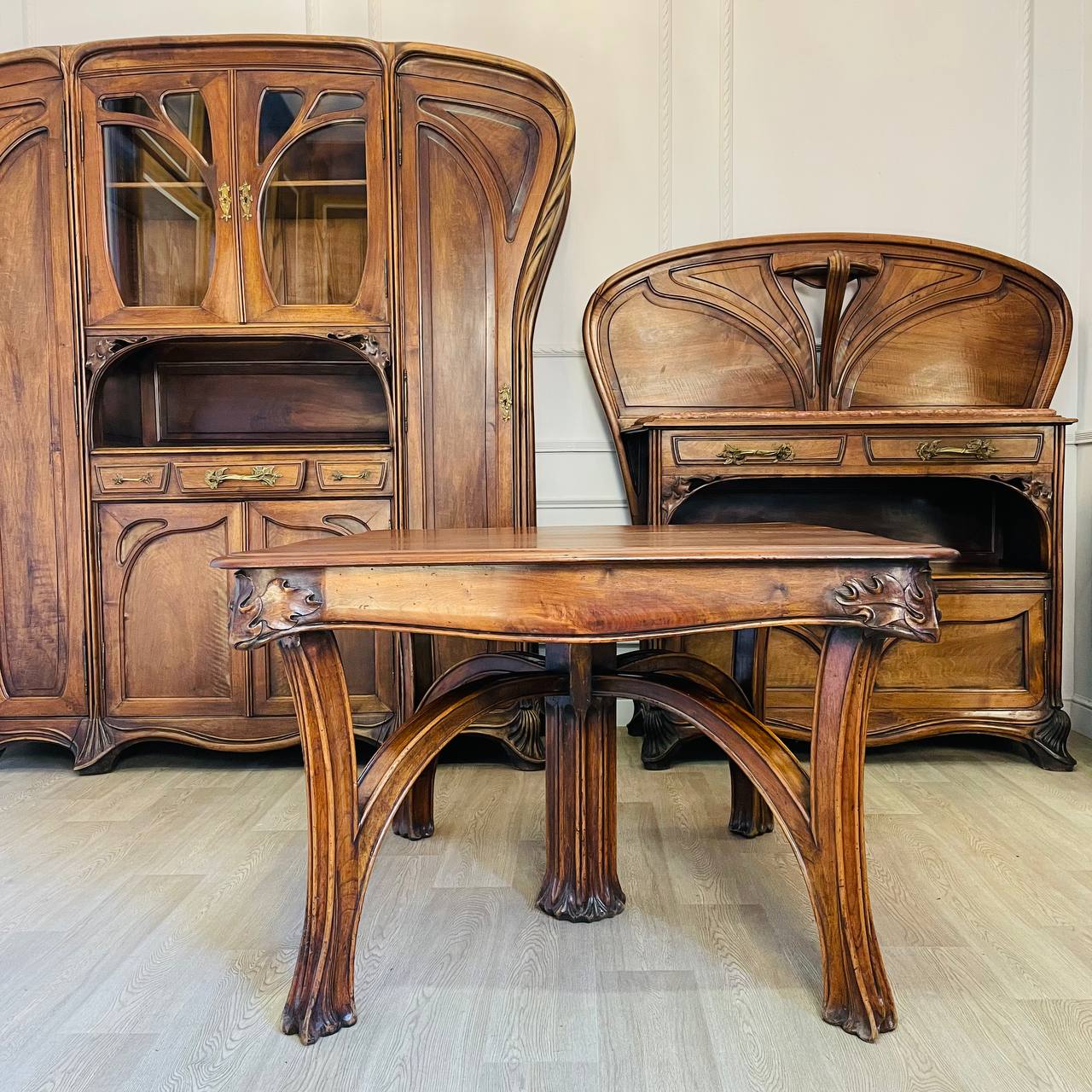 Антикварный столовый гарнитур
