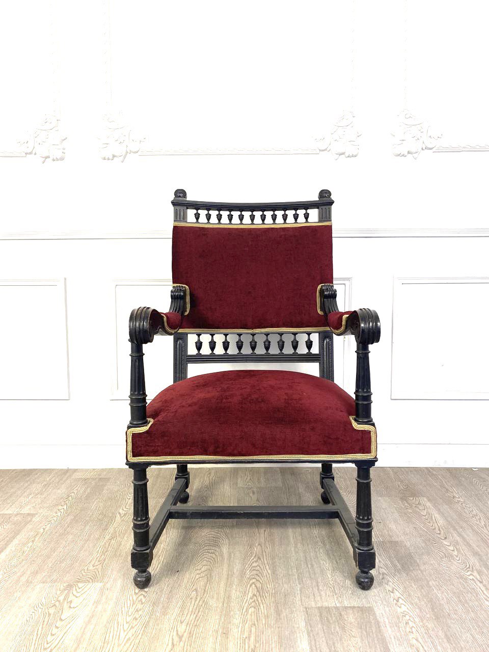 Антикварное кресло