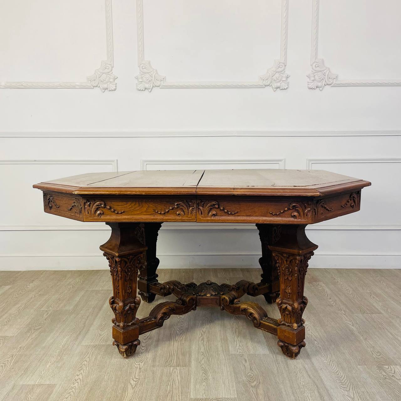 Антикварный обеденный стол