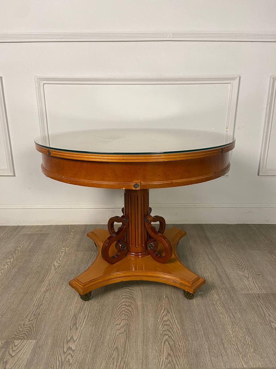 Винтажные столики в классическом стиле