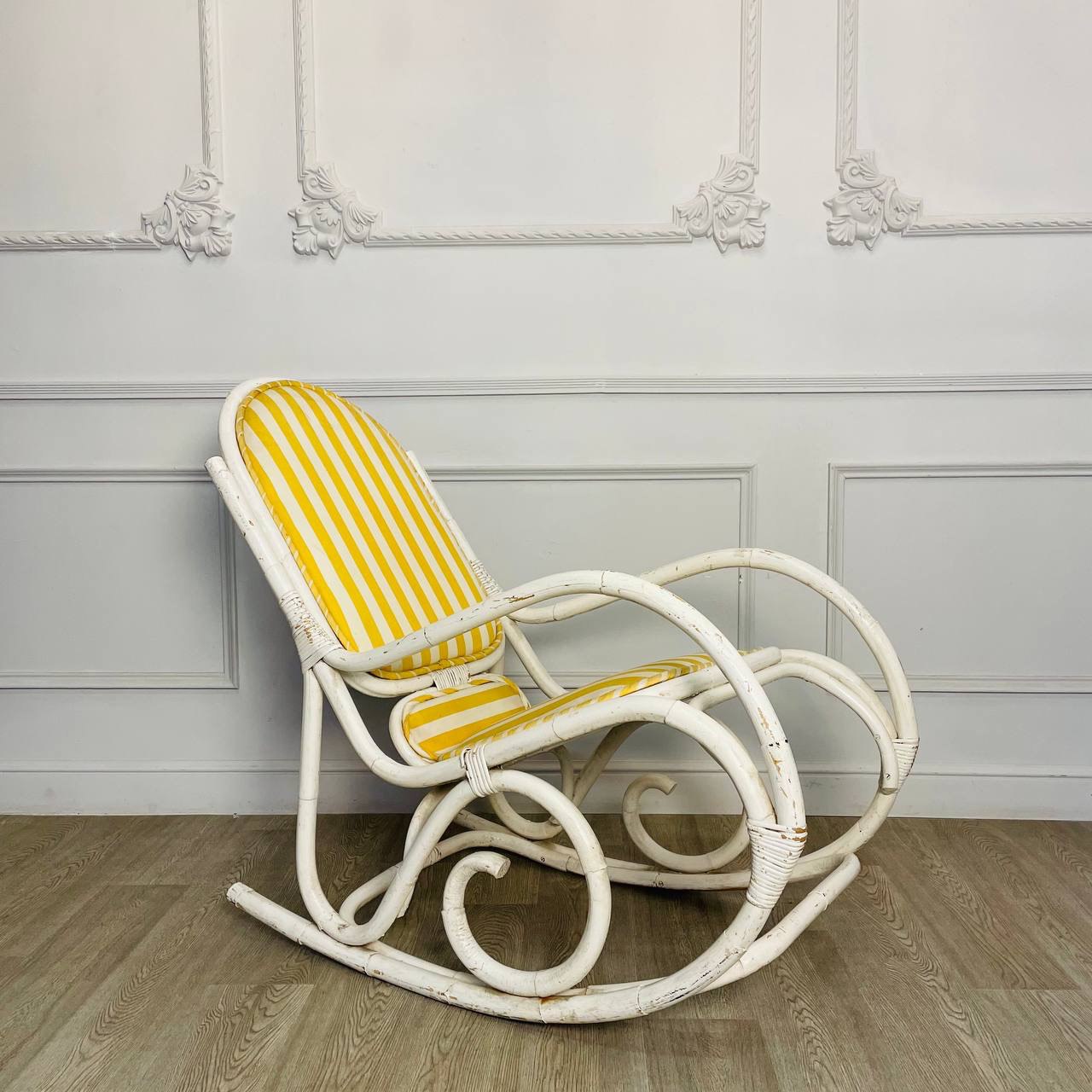 Старинное кресло-качалка