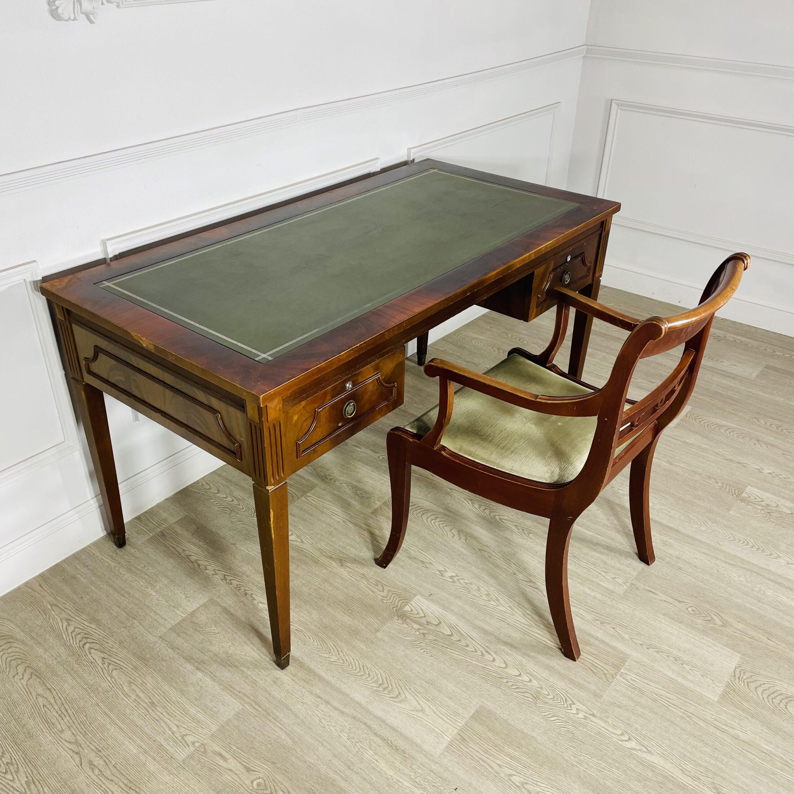 Винтажный письменный стол из лакированного дерева 1970-х годов.