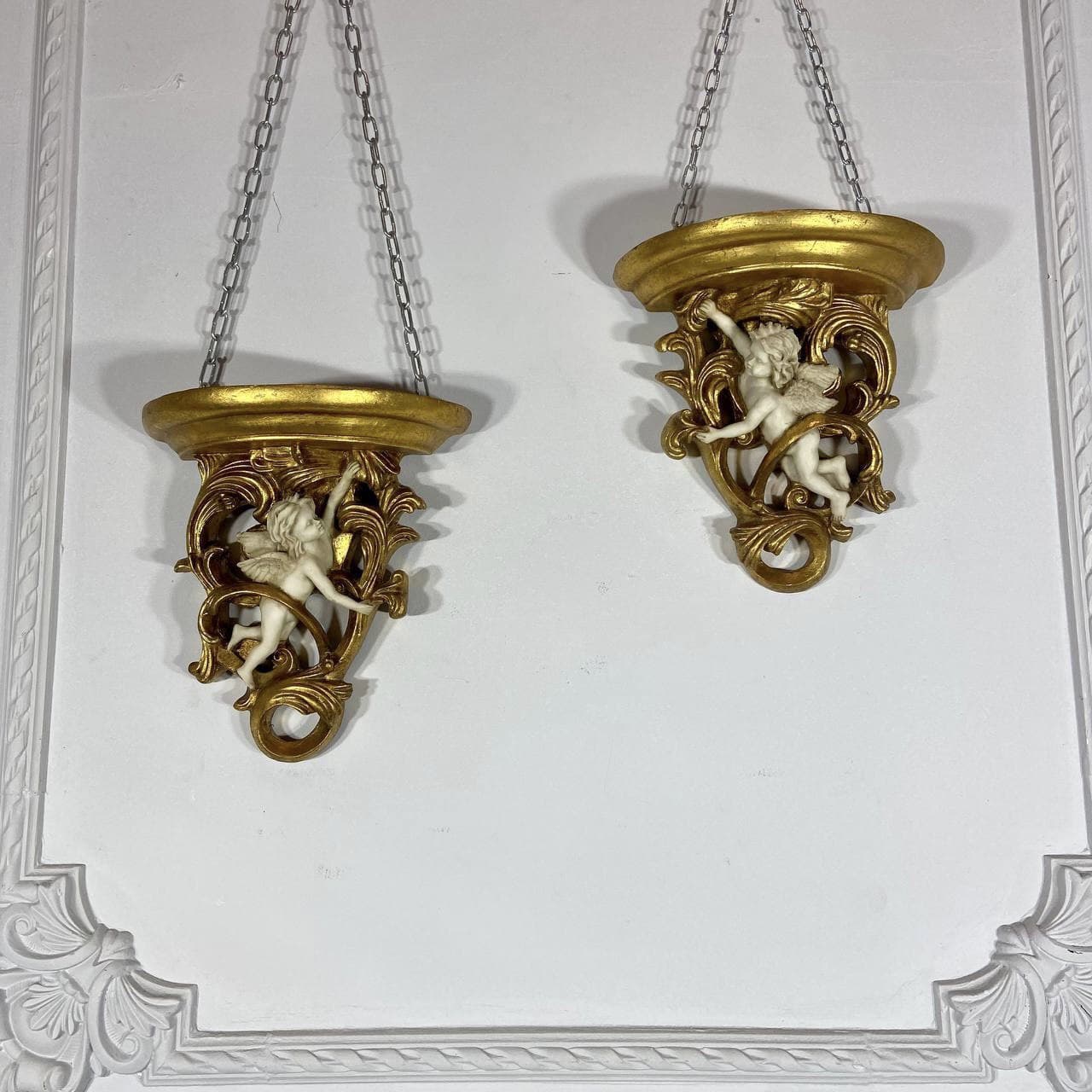 Пара консолей настенных декоративных с фигурками путти первой половины XX века.