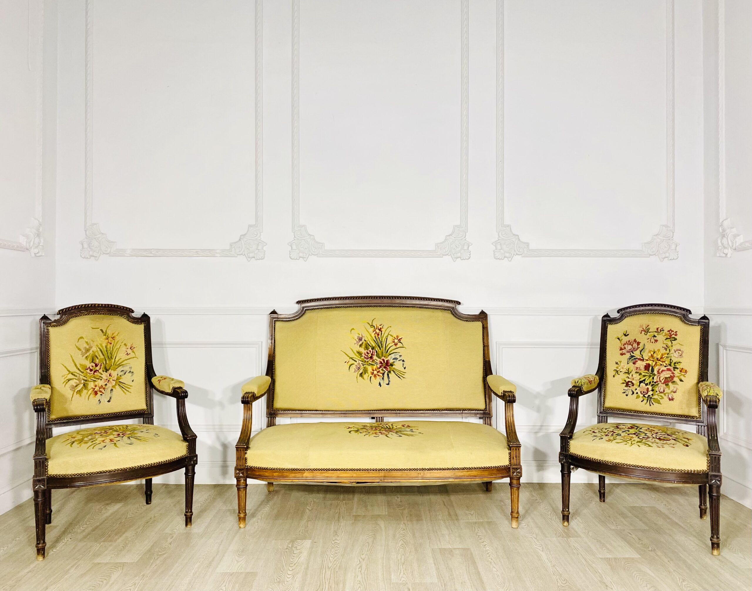 Салонный гарнитур антикварной мягкой мебели.