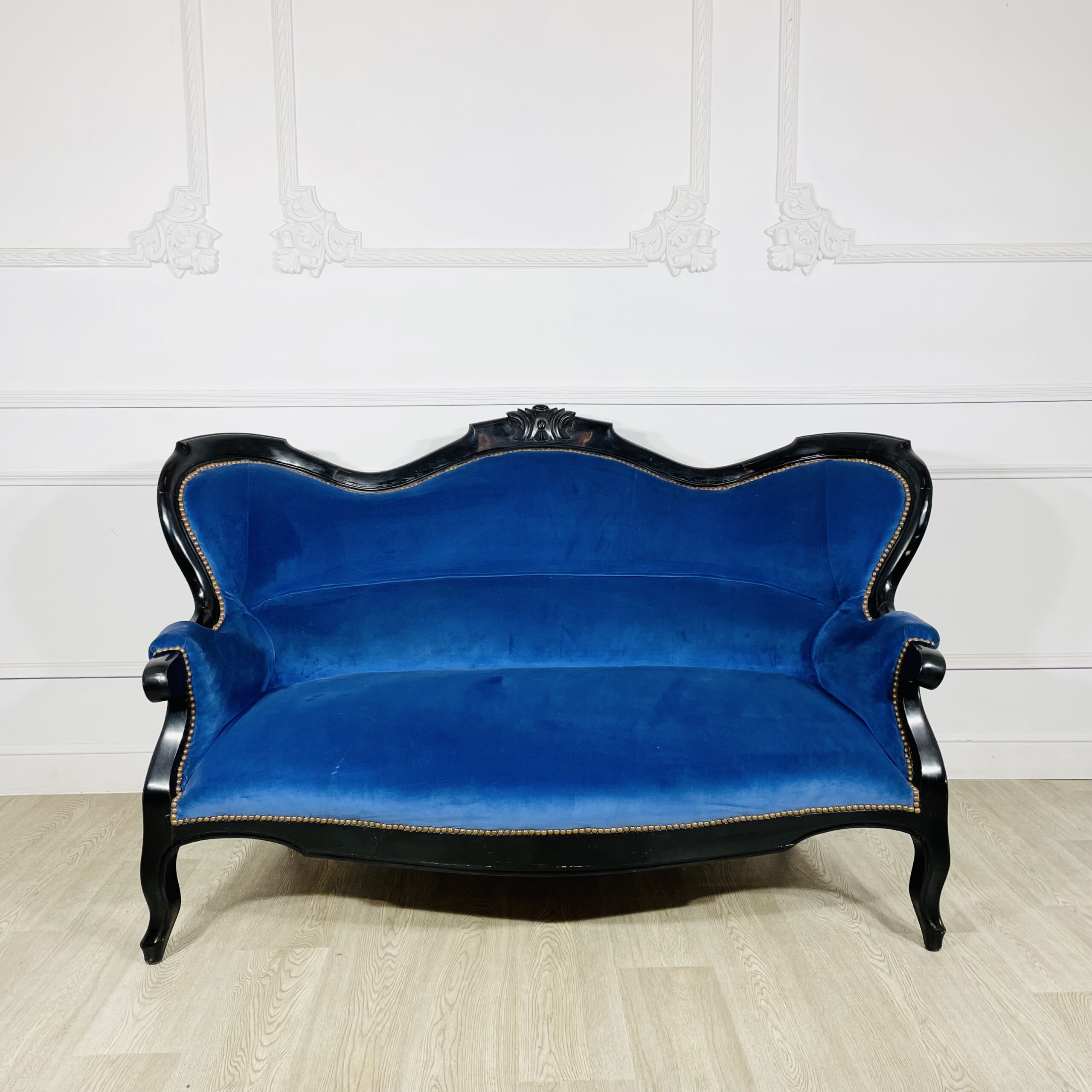 Диван антикварный середины XX века.