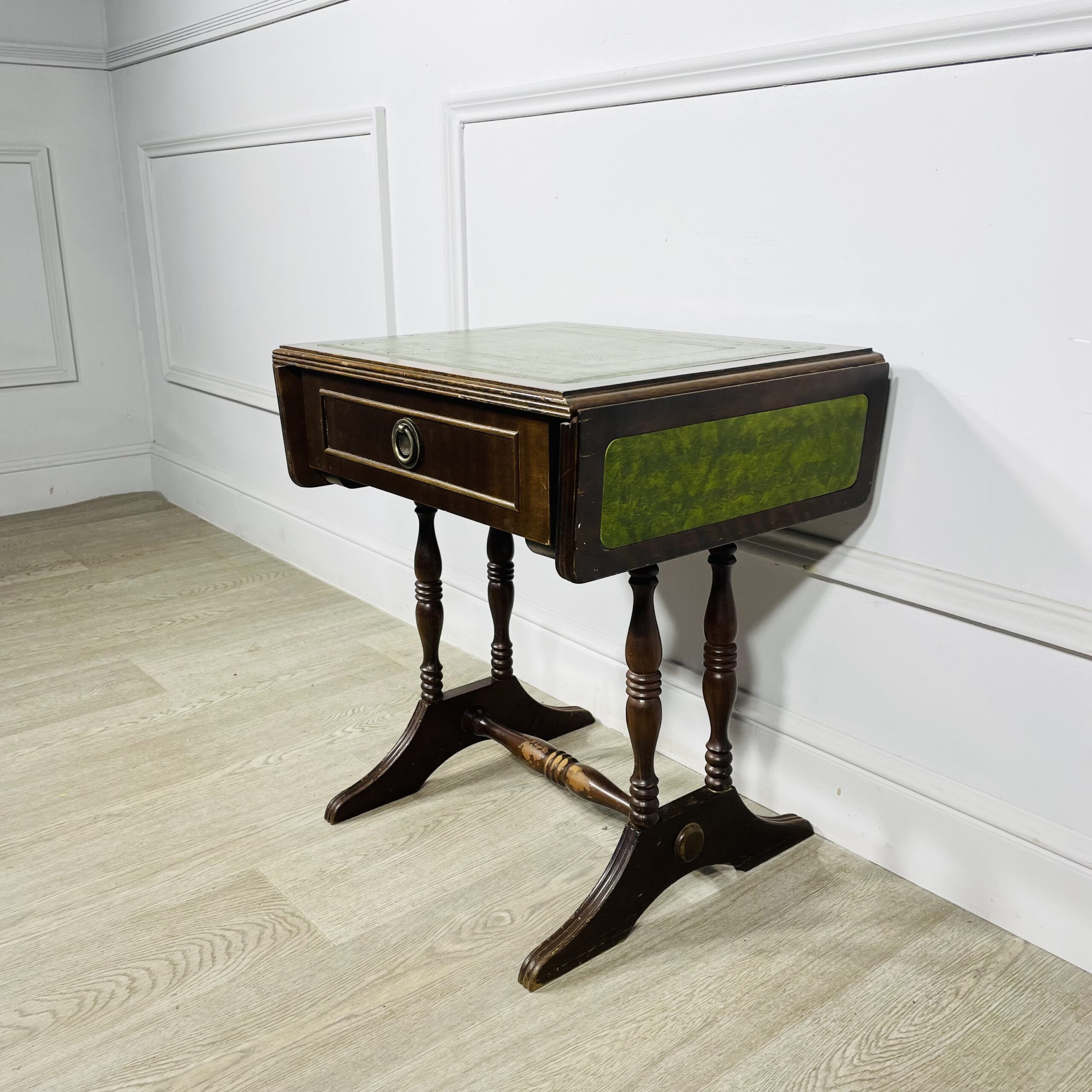 Столик антикварный с зеленой кожей.