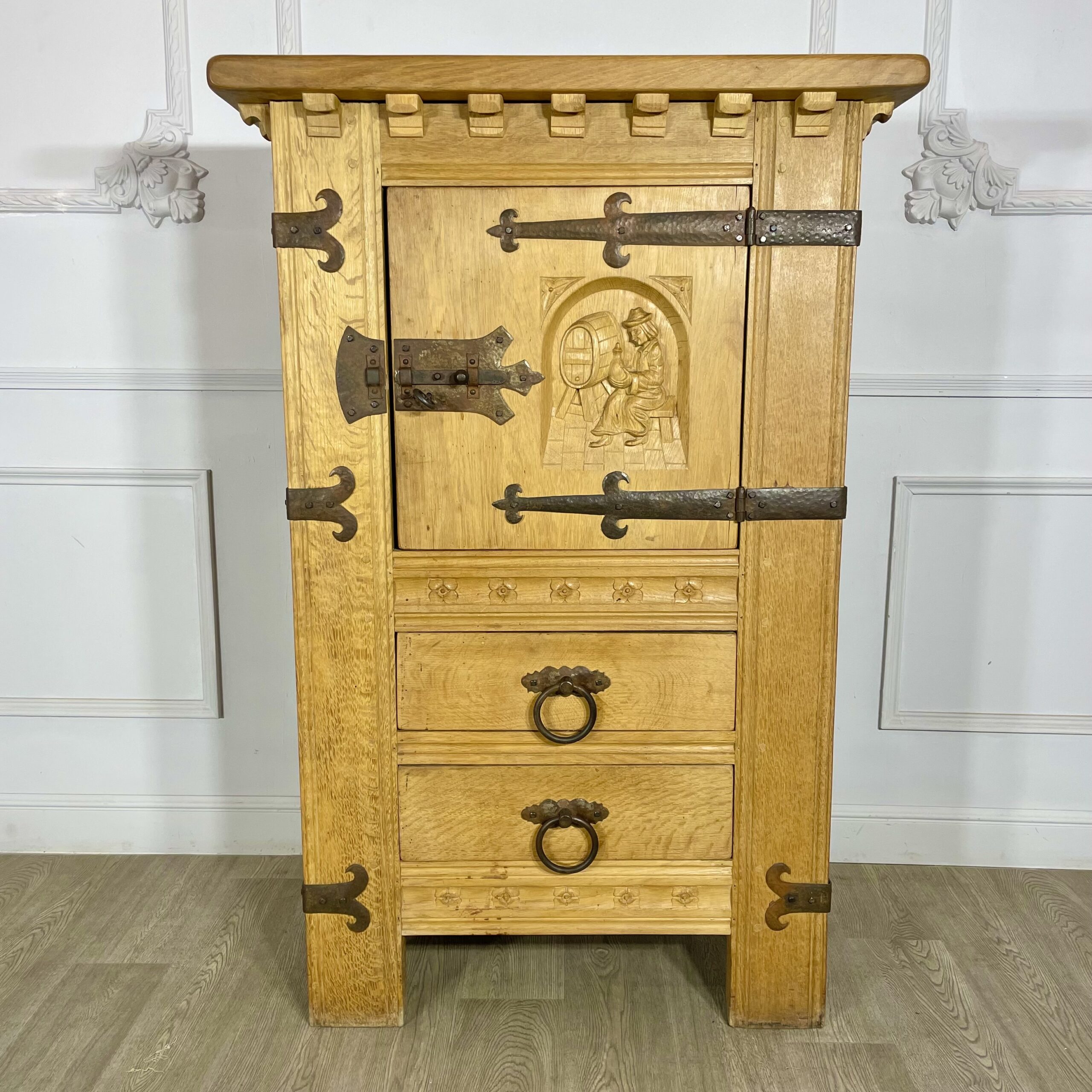 Шкаф винный антикварный.