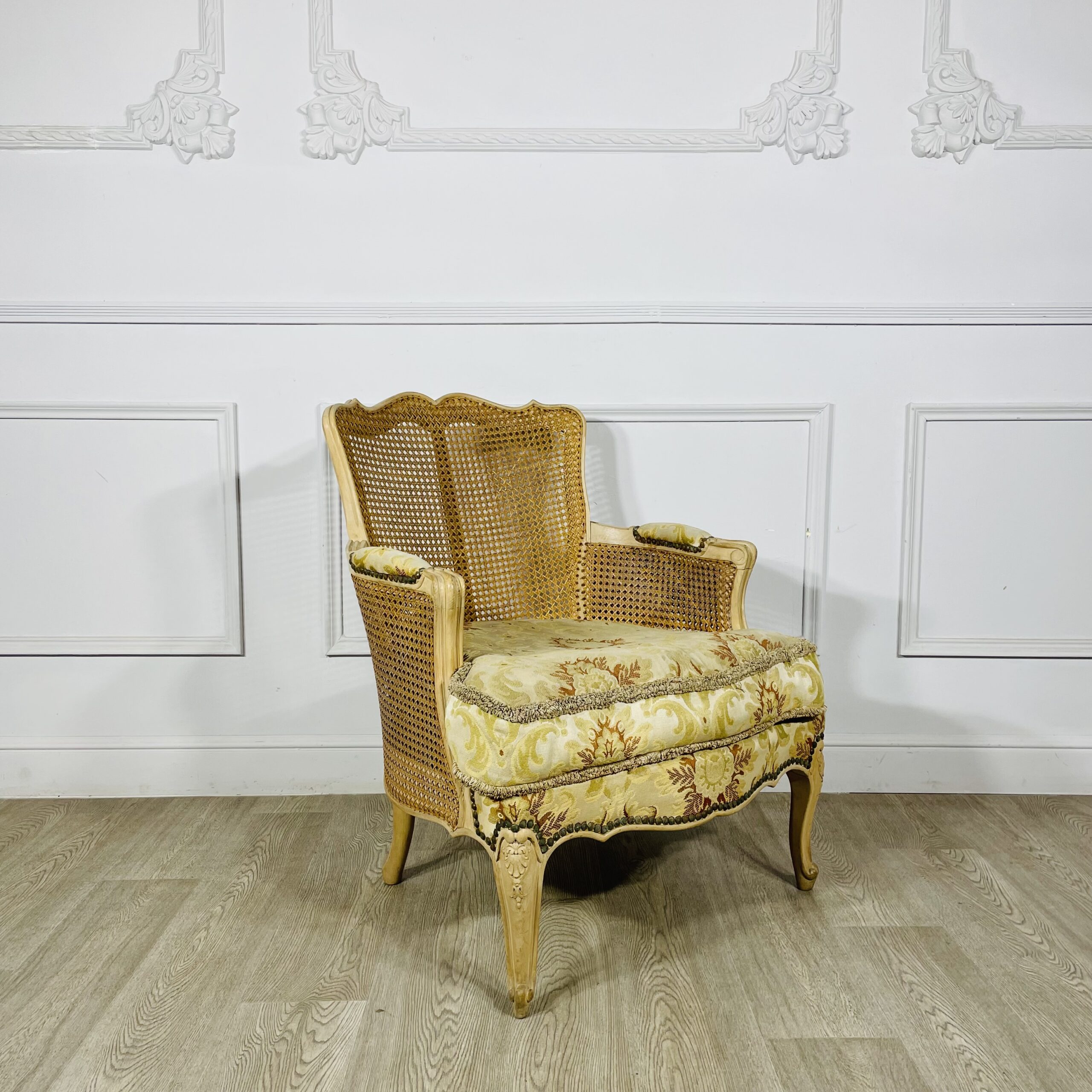 Кресло антикварное.