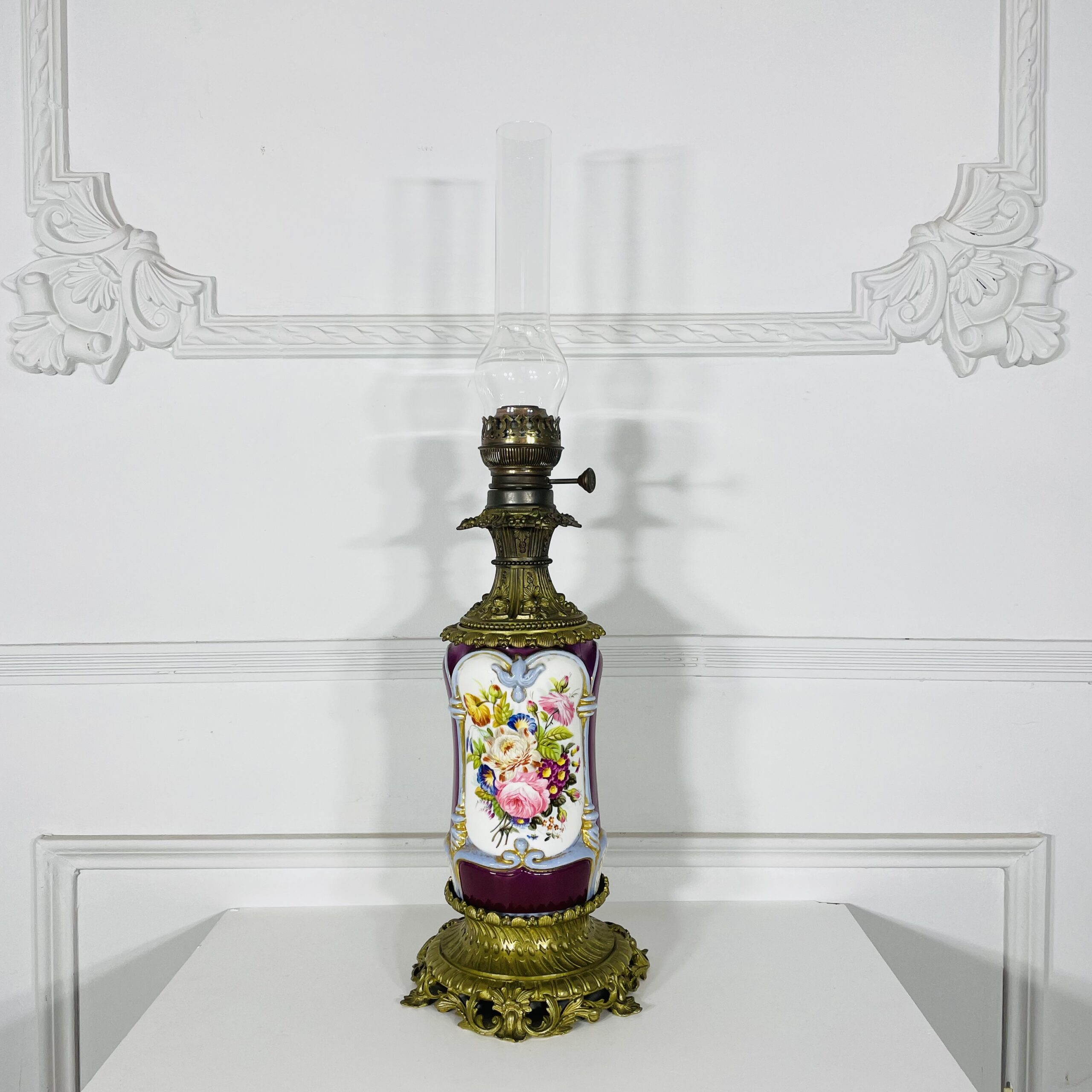 Керосиновая лампа антикварная.