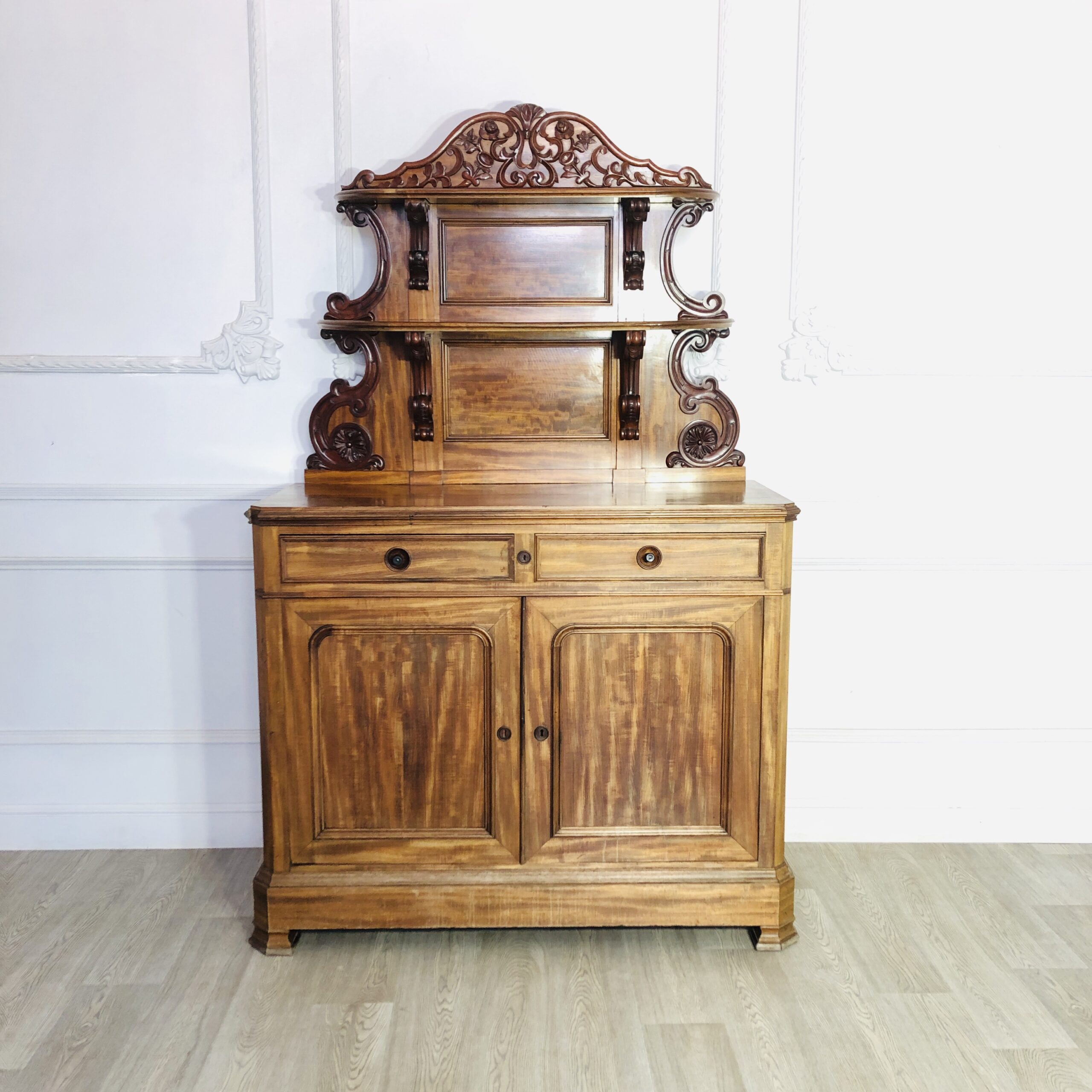 Антикварный буфет.