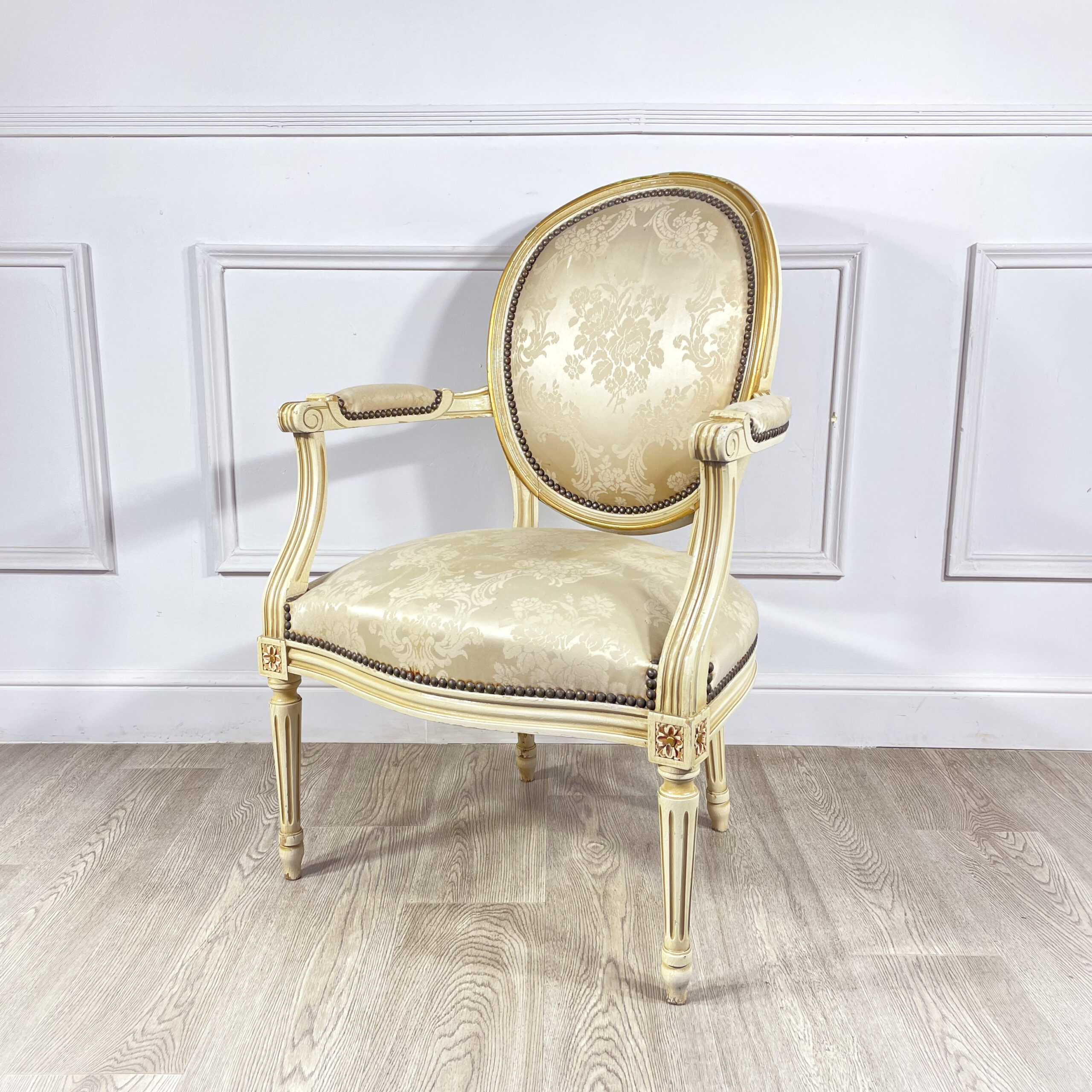 Антикварное кресло с круглой спинкой в стиле Людовика XVI.