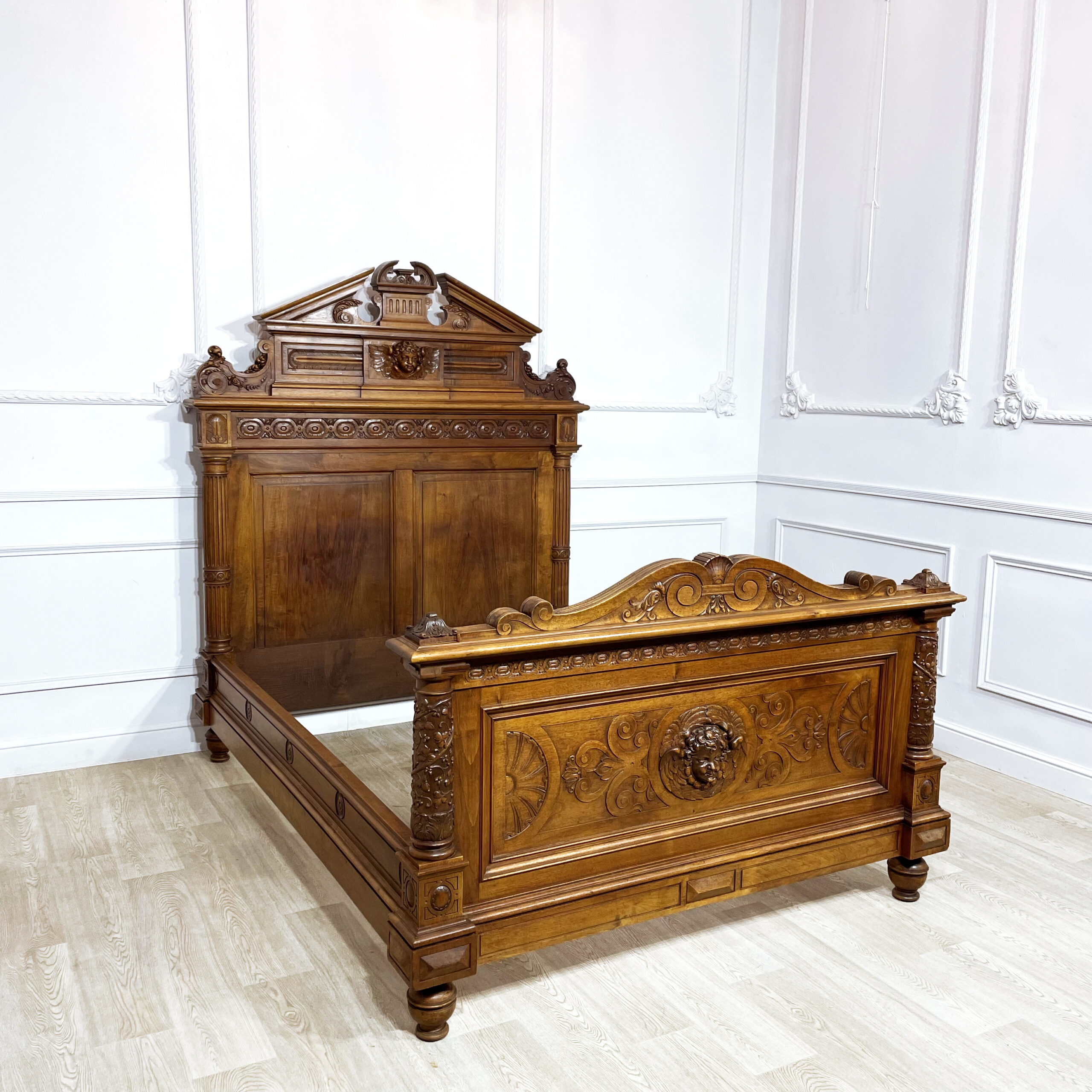 Антикварная кровать.