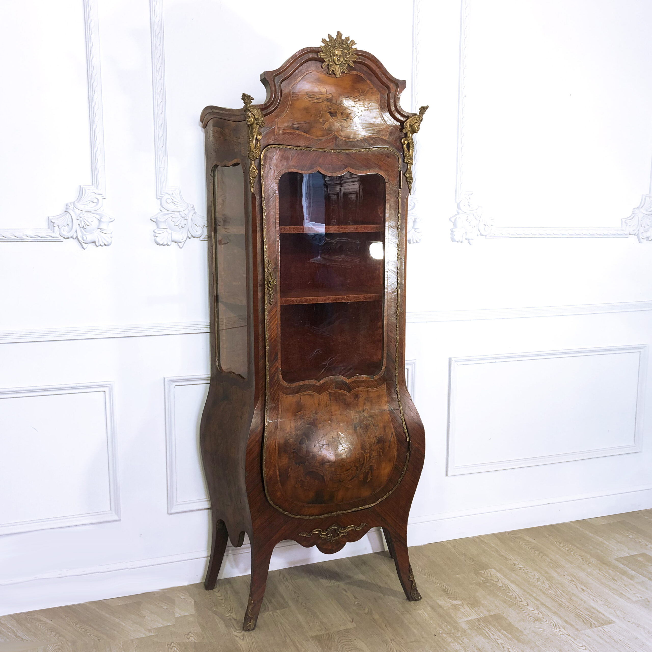 Антикварная витрина "Солнце" 18 века