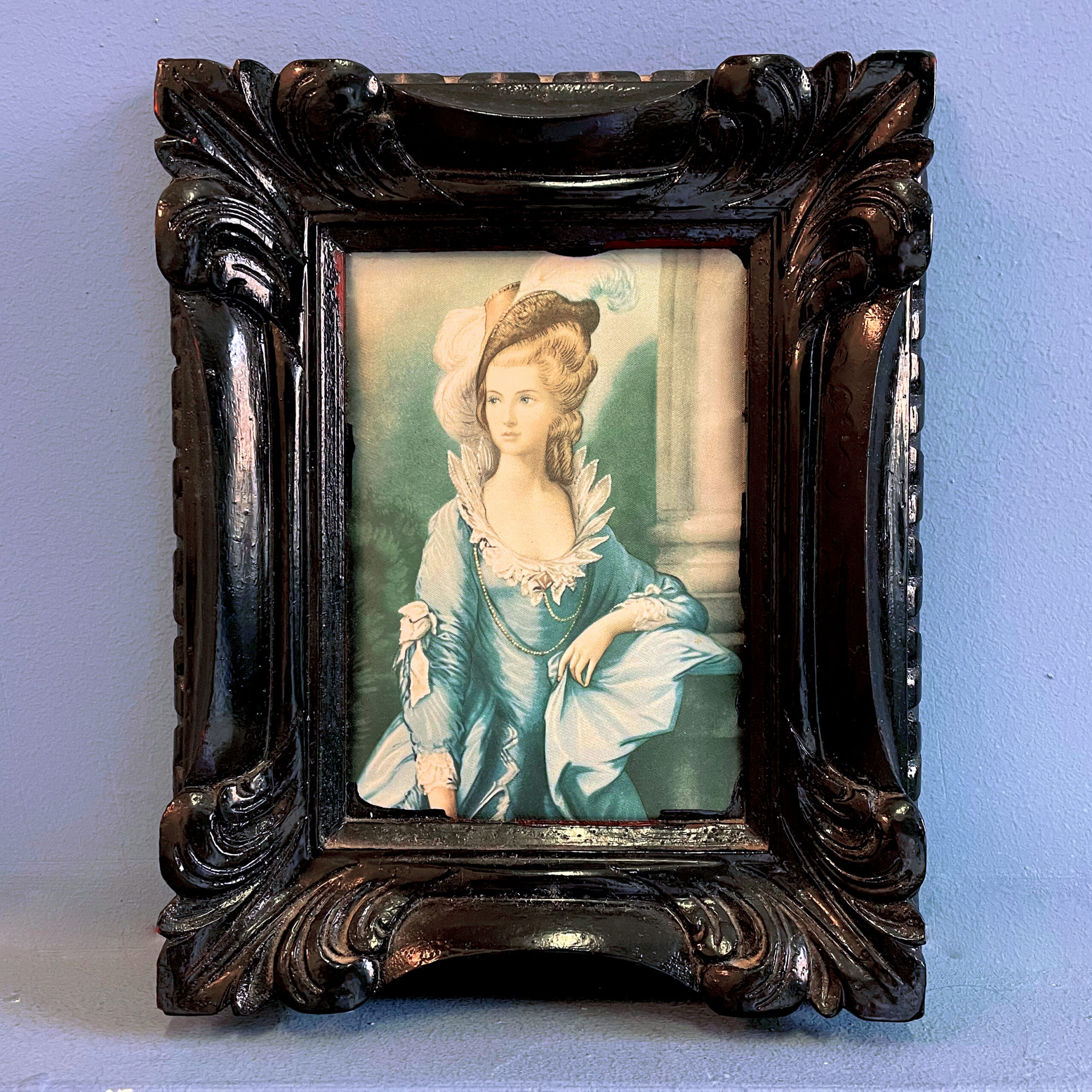 Женский портрет в рамочке второй половины XX века.