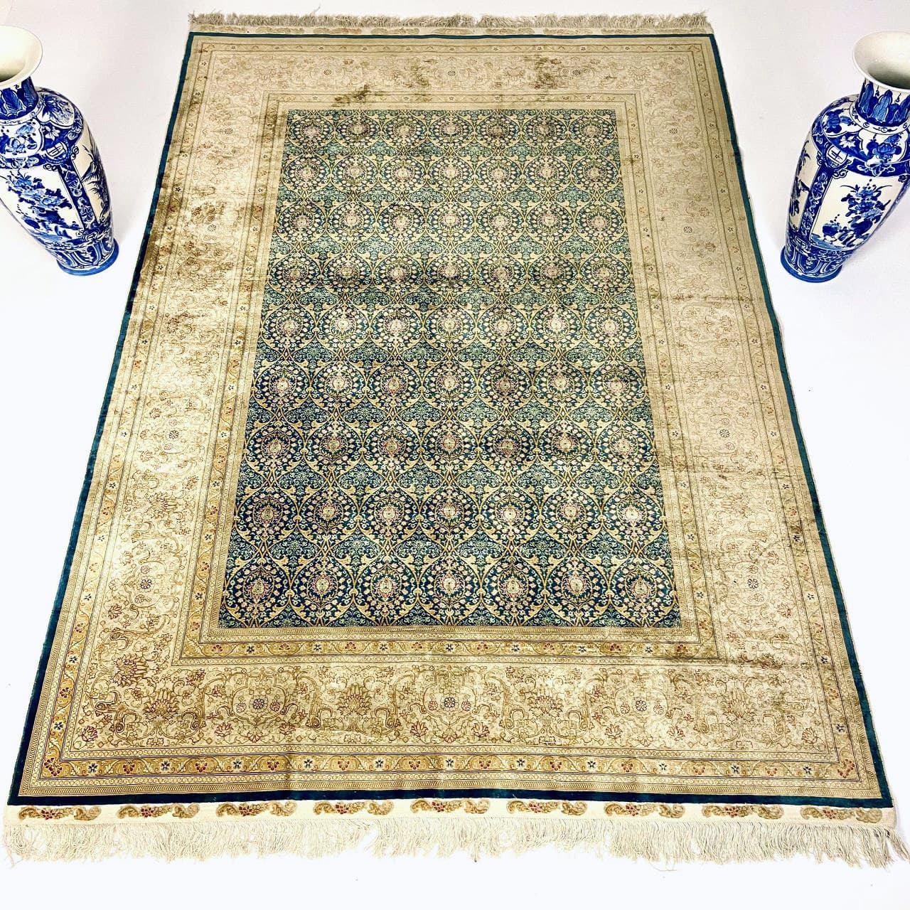 Ковер шелковый ручной работы с персидским узором.