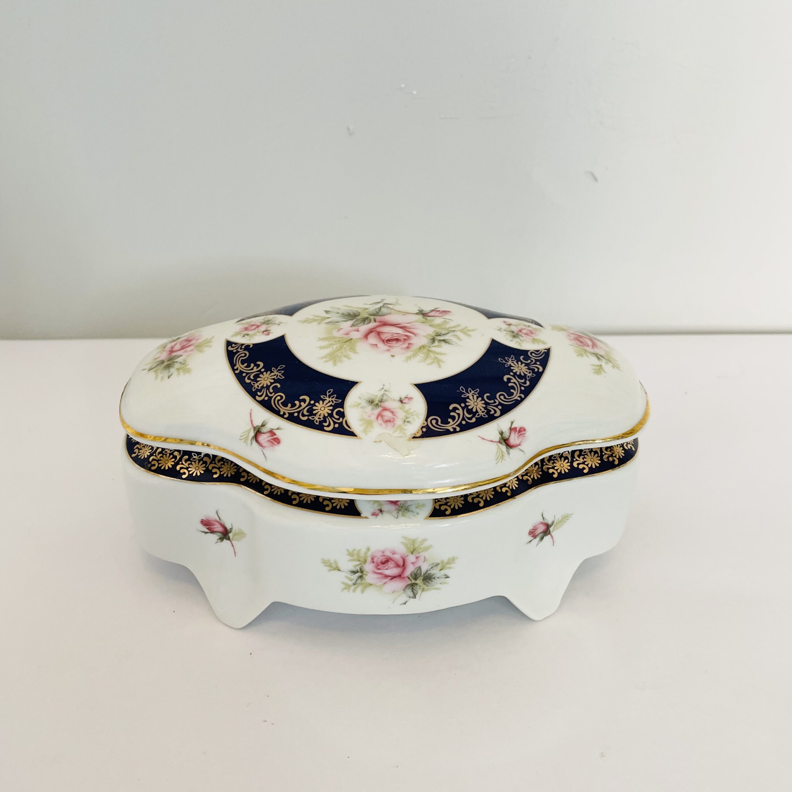 Шкатулка старинная фарфоровая, 1960-е годы.