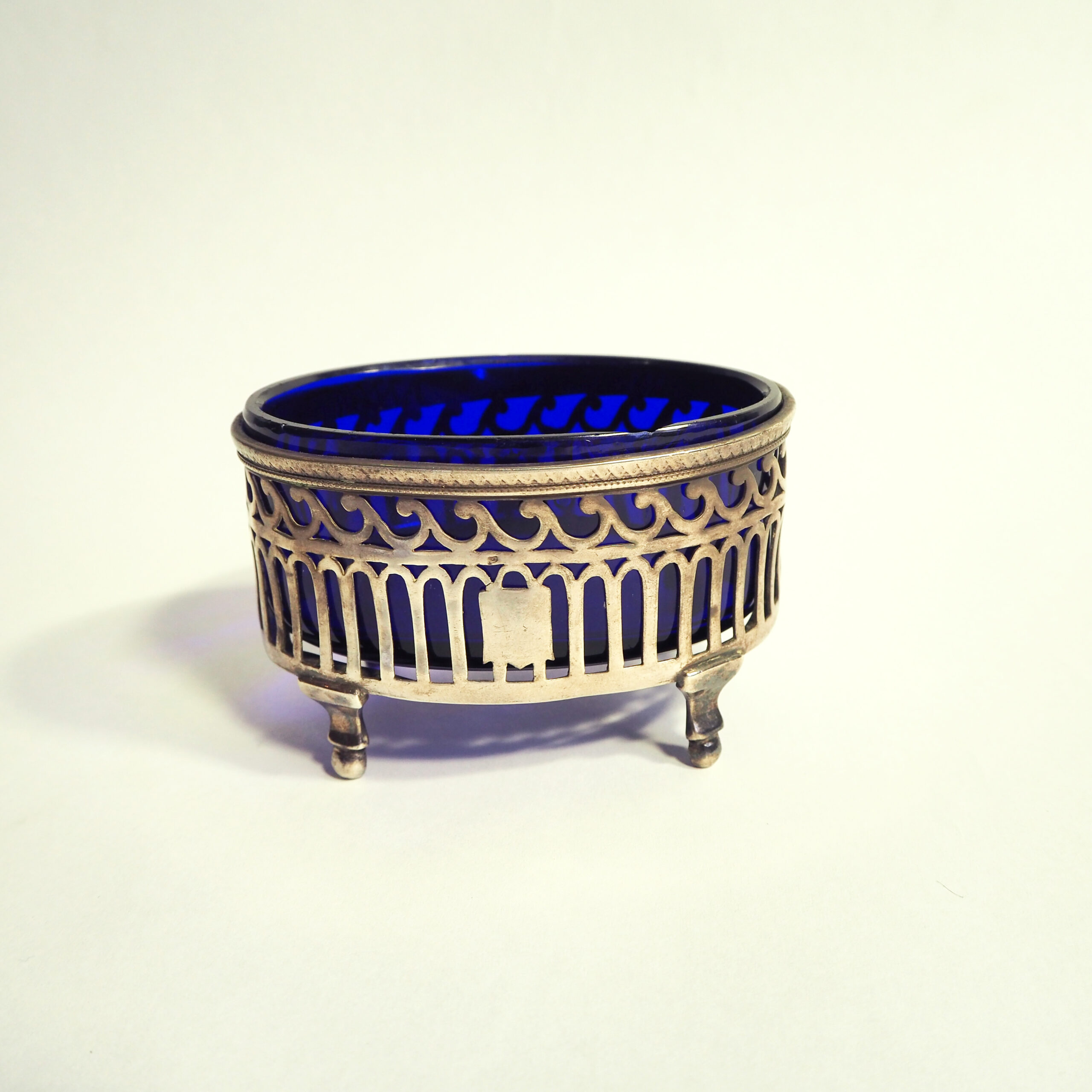 Солонка антикварная серебряная синего стекла конца XIX века.