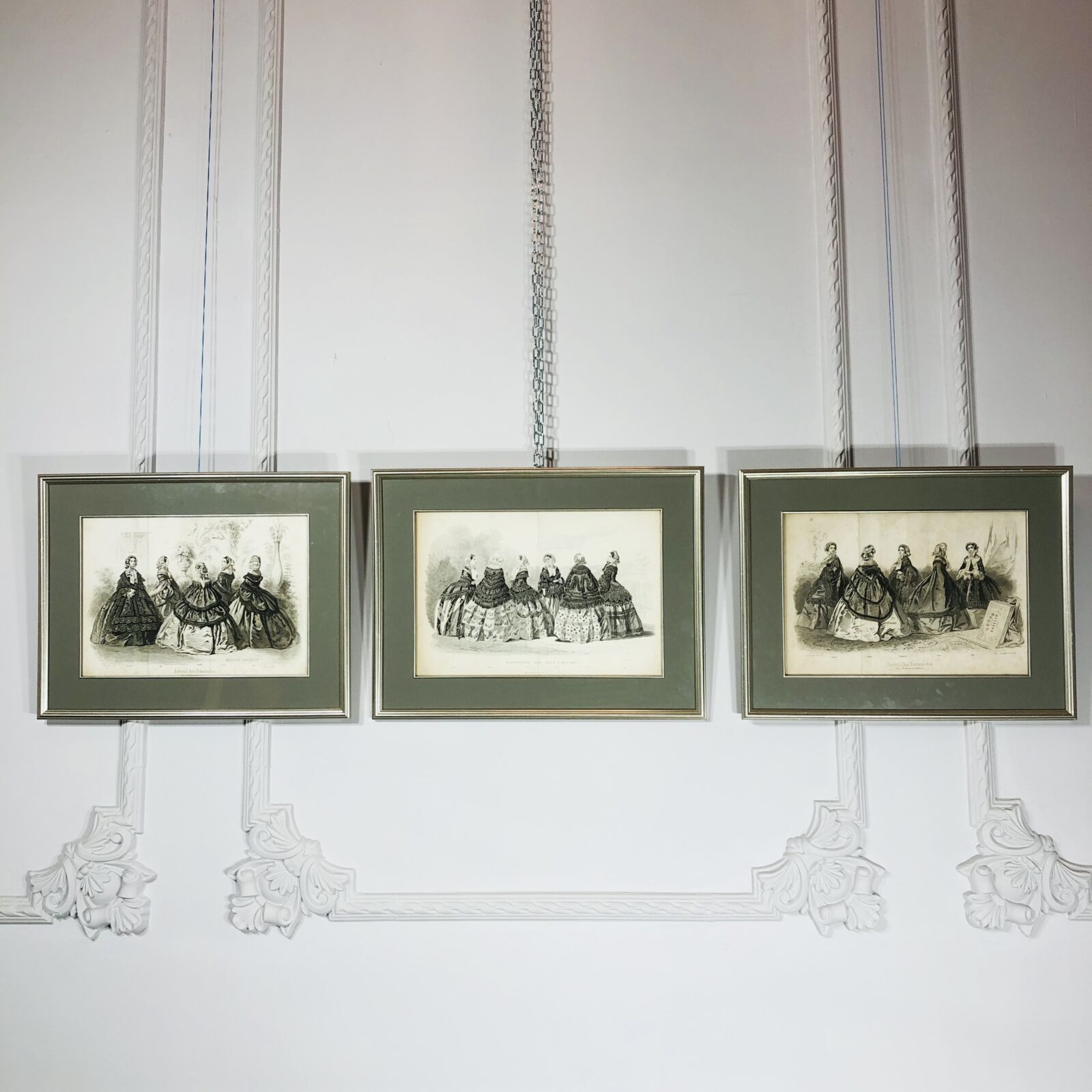 Три антикварные гравюры дамской моды