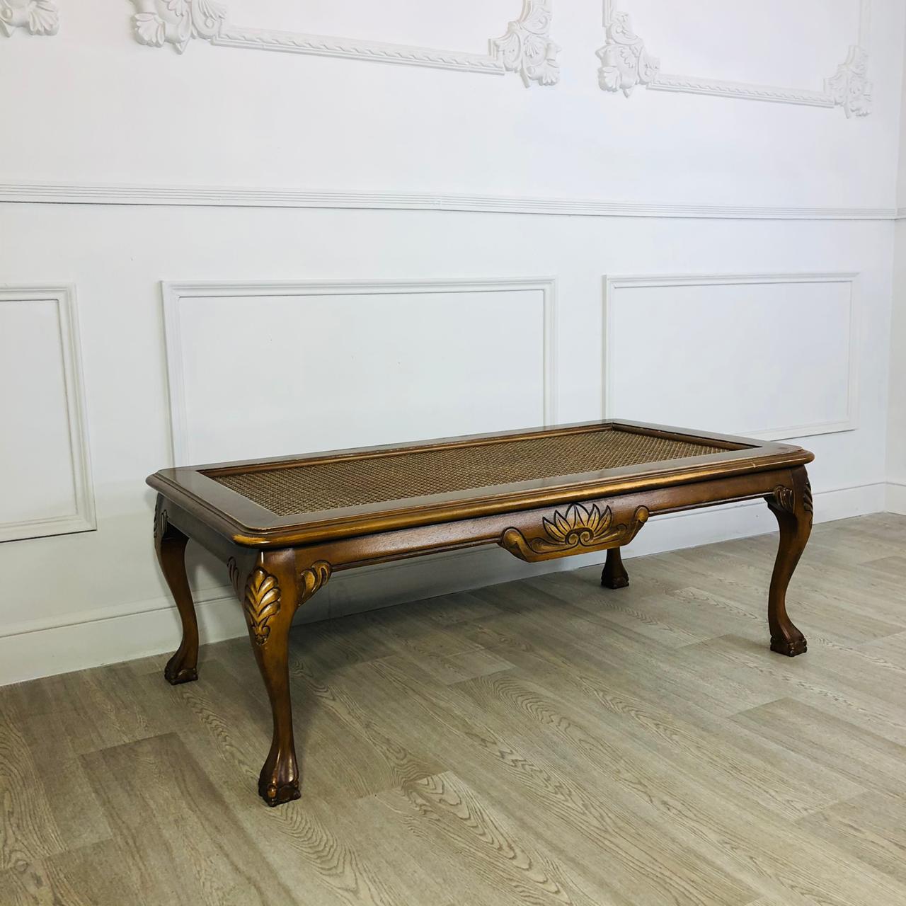 Низкий журнальный антикварный столик.