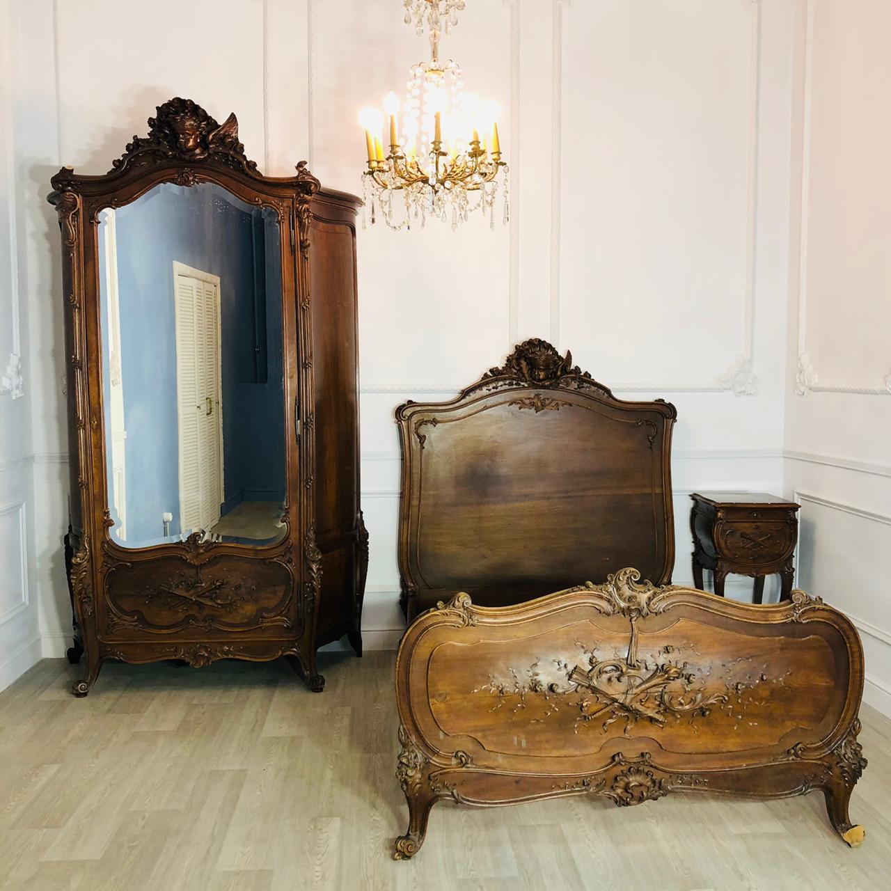 Антикварные спальные гарнитуры