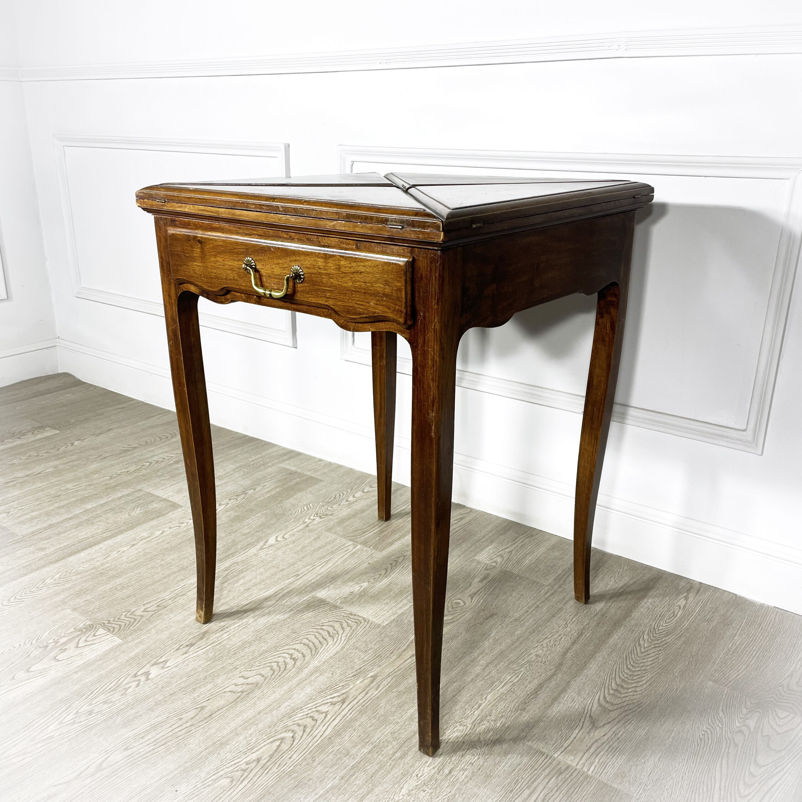 Игральный (ломберный) антикварный столик XIX века.