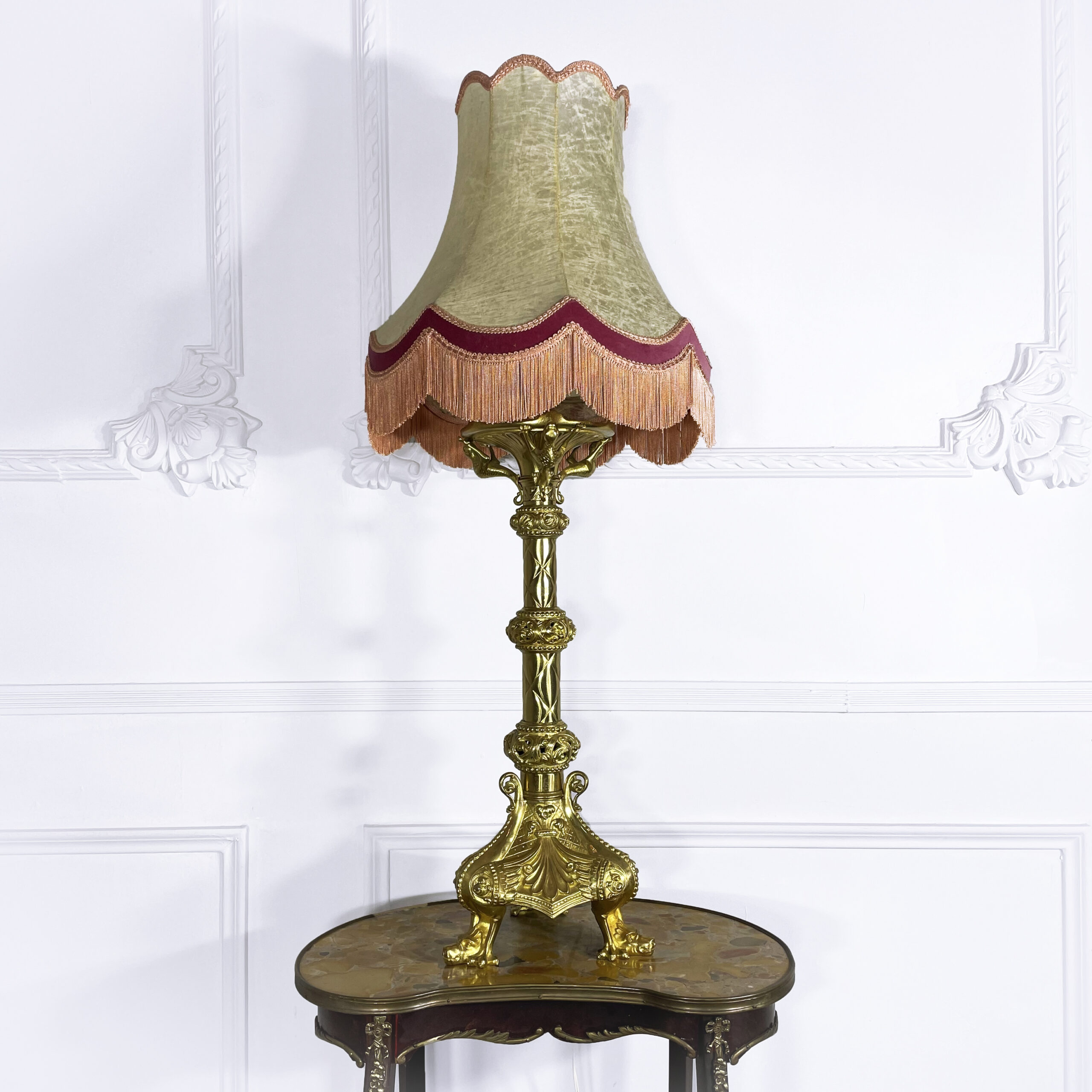 Антикварная лампа.