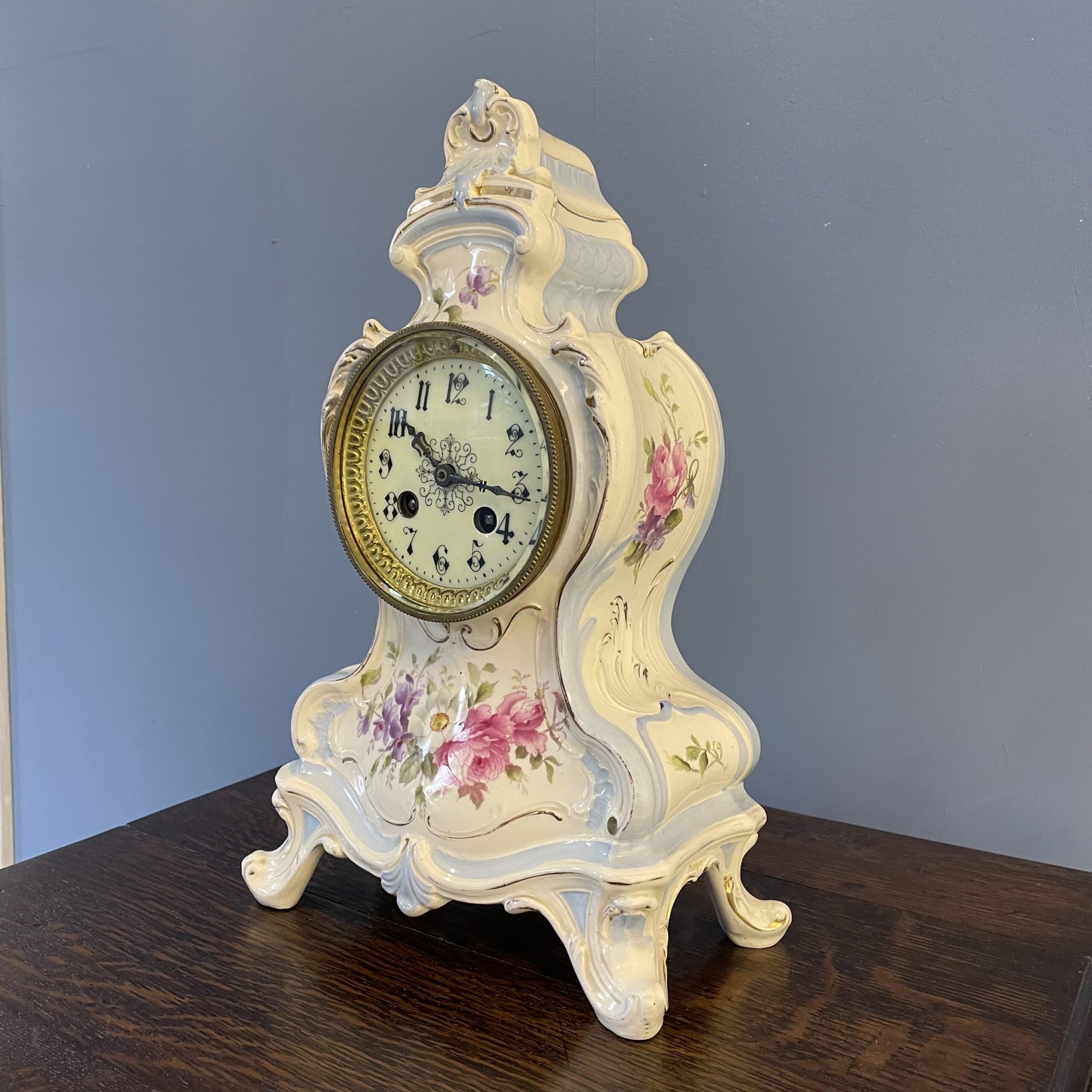 Фарфоровые антикварные часы.