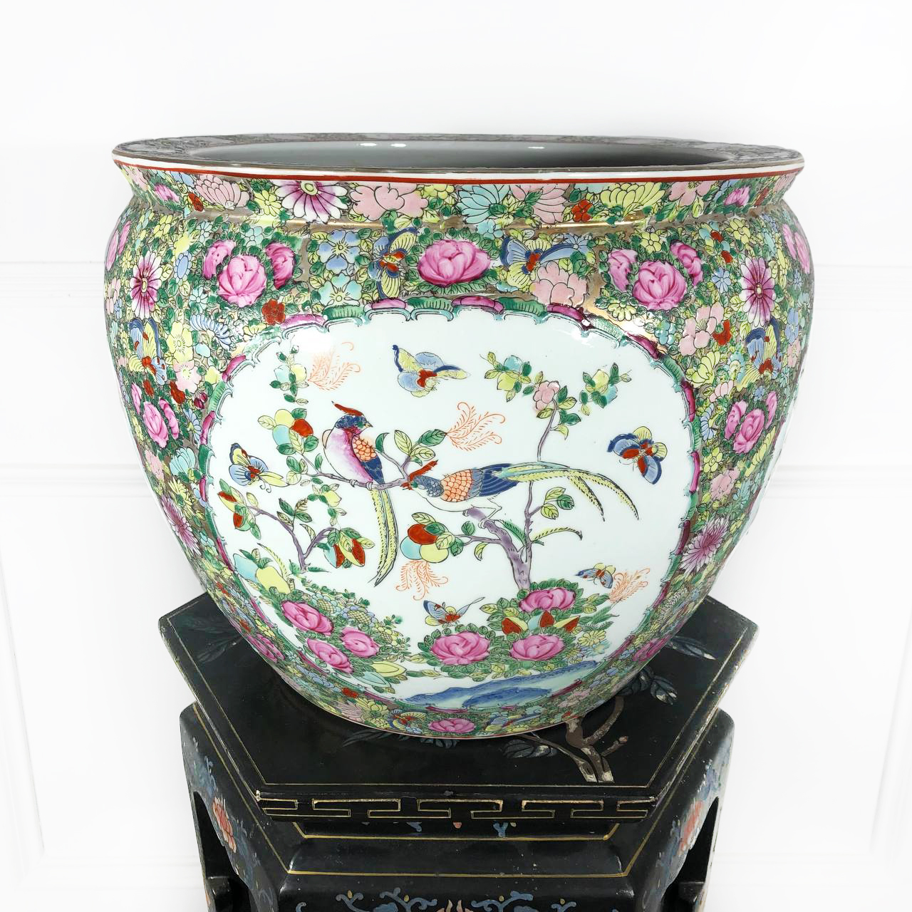 Огромное антикварное кашпо первой половины XX века.