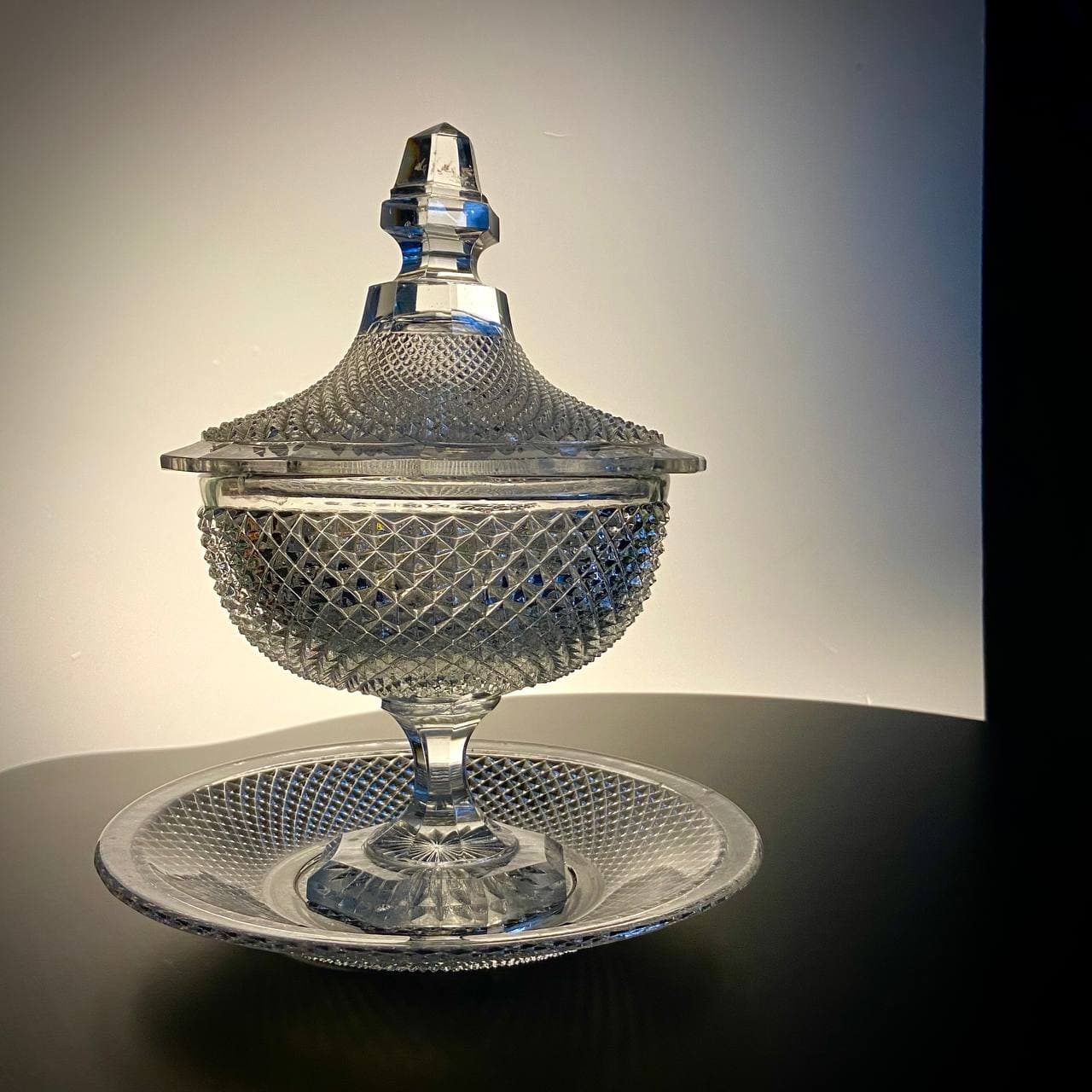 Хрустальная антикварная вазочка на поддоне Baccarat.