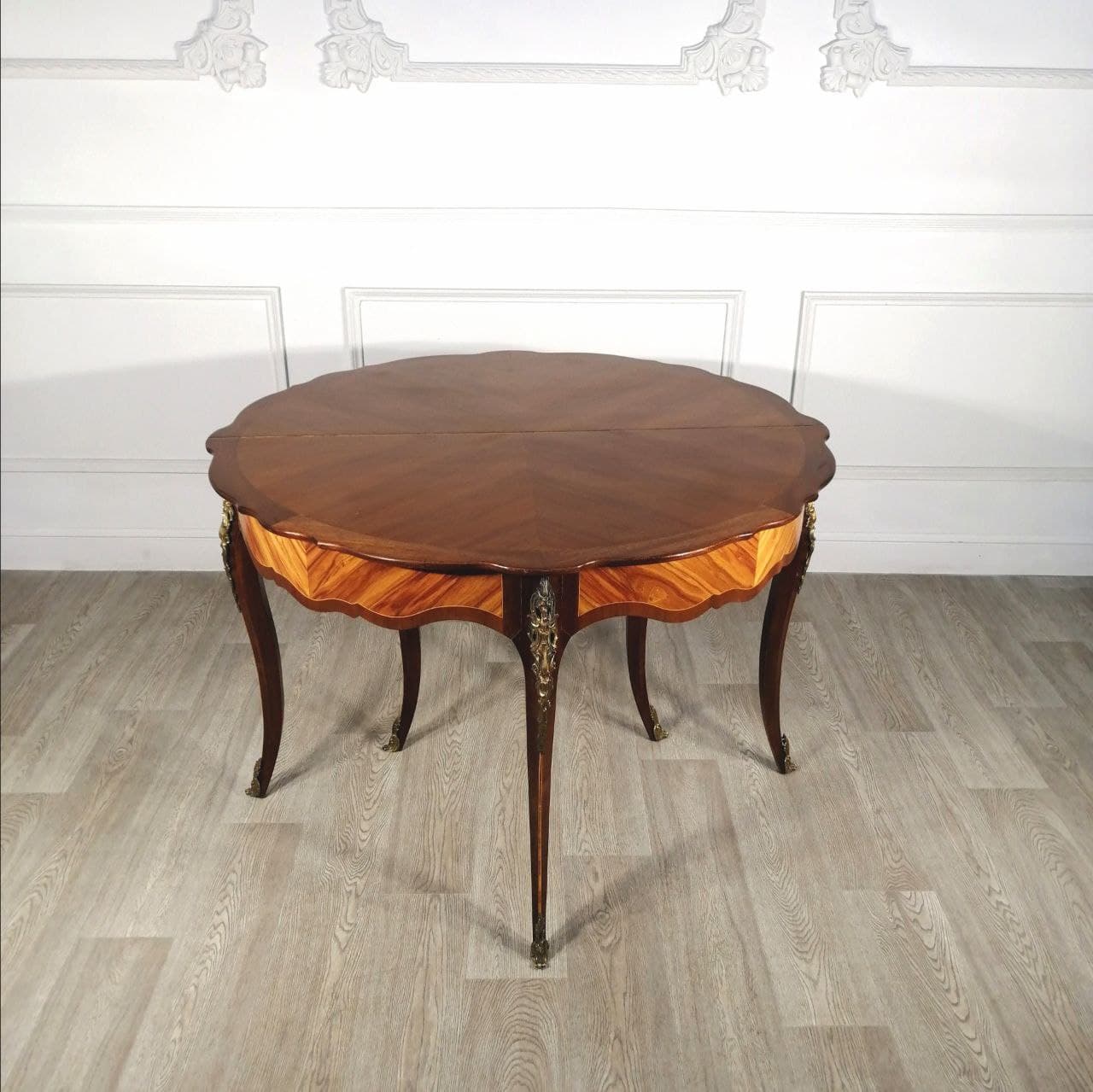 Оригинальный раскладной антикварный обеденный стол середины XX века.