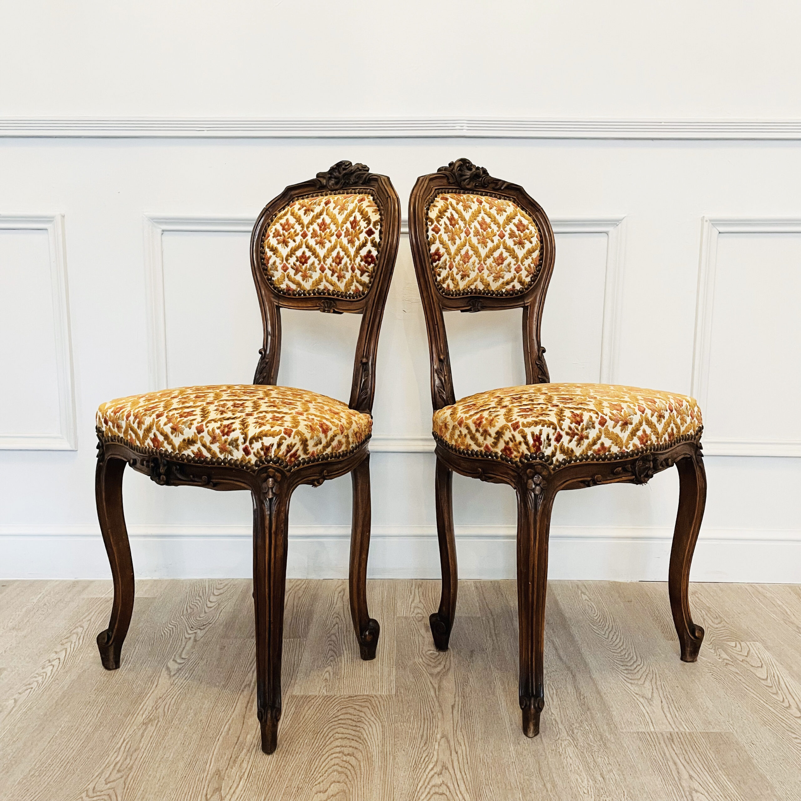 Антикварный стул в стиле Луи XV.