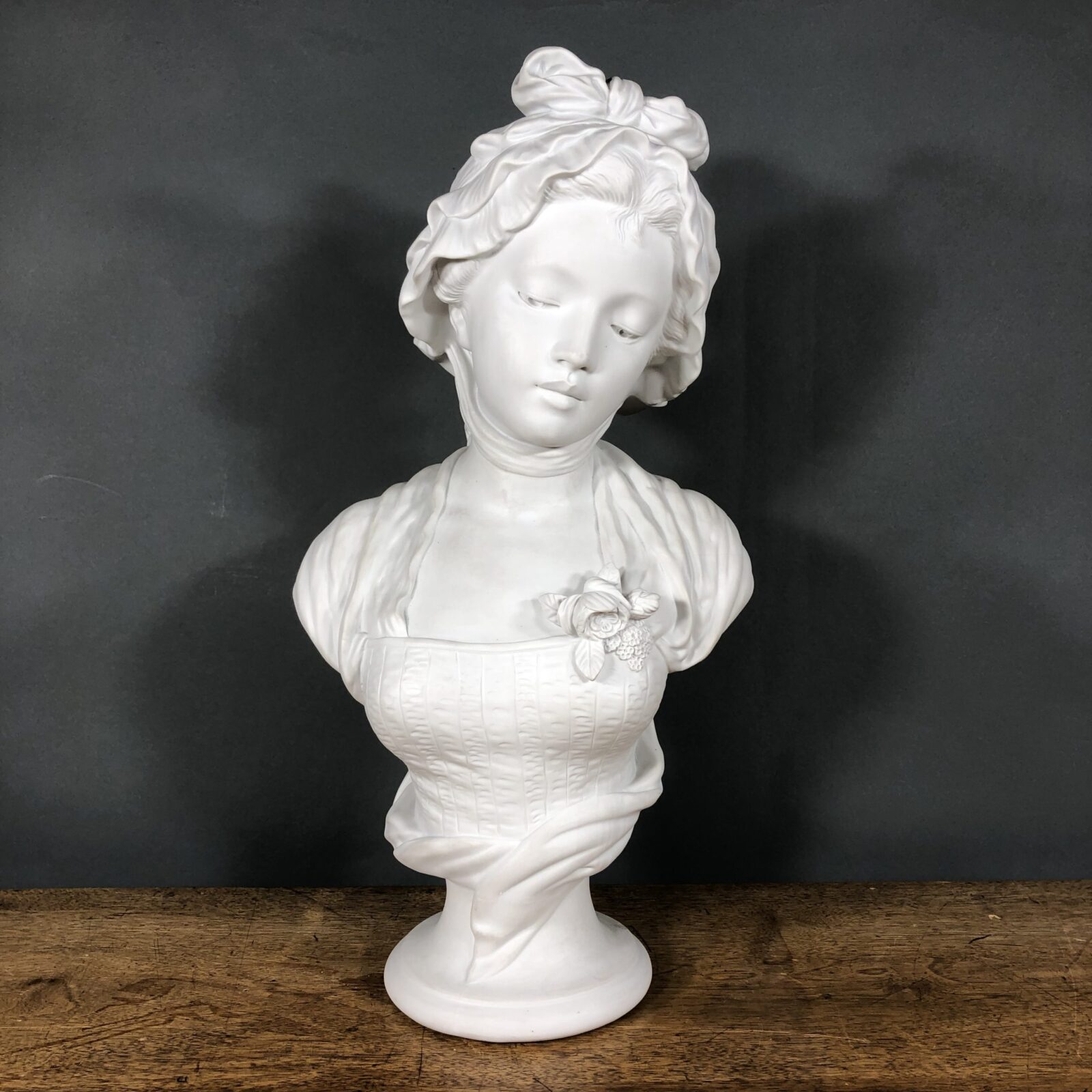 Бюст антикварный "Девочка в чепце"